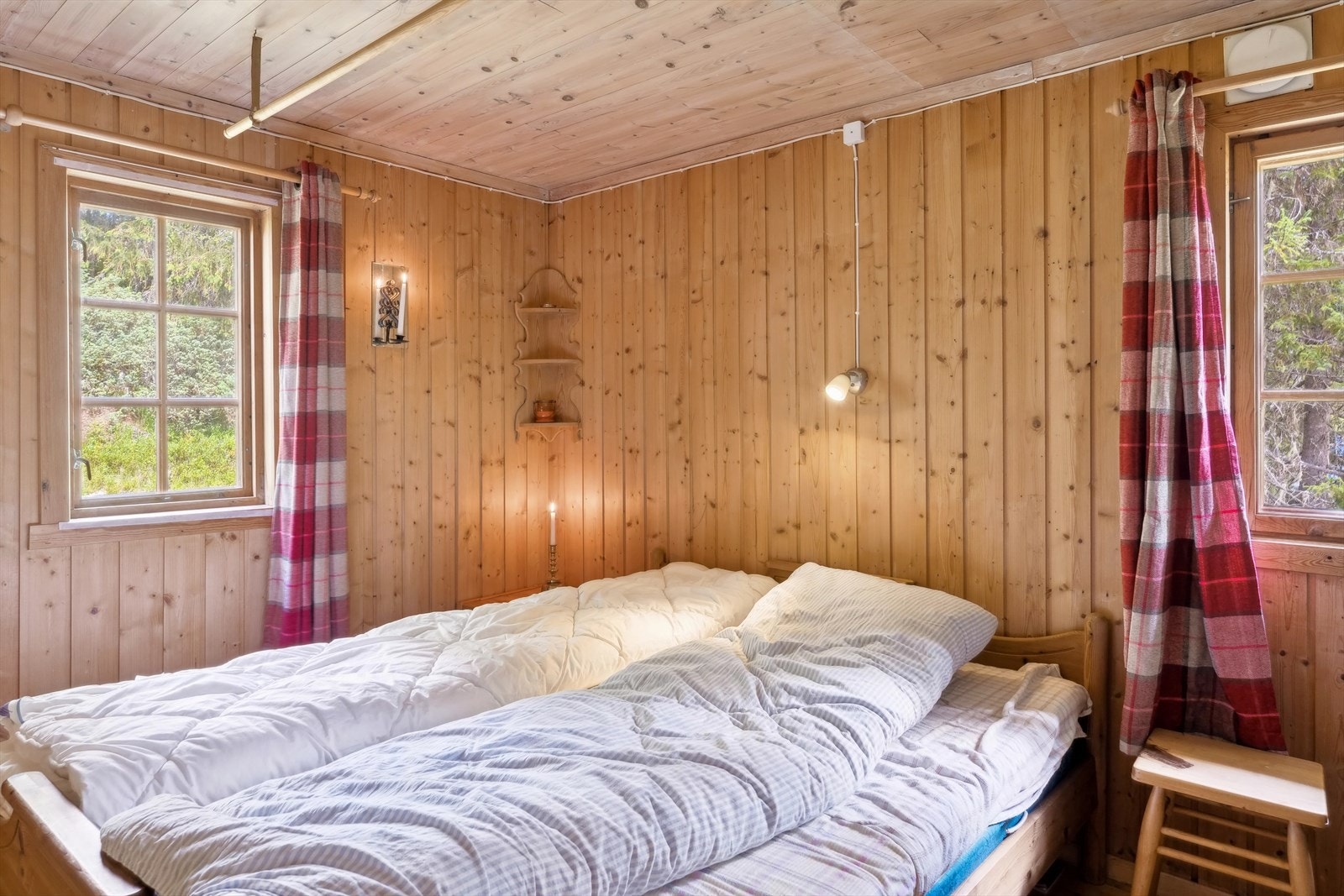 Hytten inneholder til sammen 2 soverom. Rommene er i dag innredet med dobbeltsenger, som gjør at boligen rommer til sammen hele 4 sengeplasser. Galleribilde