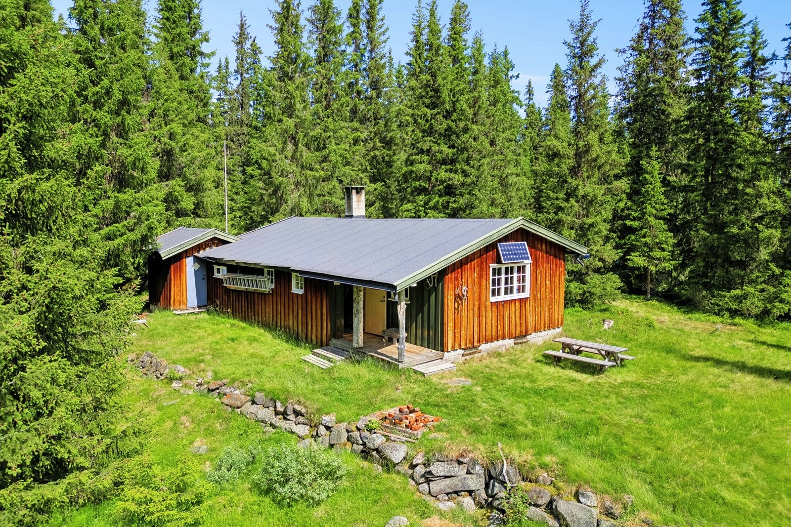 Eiendommen ligger i hjertet av den norske fjellheimen med tilgang til flotte turopplevelser året rundt. Galleribilde