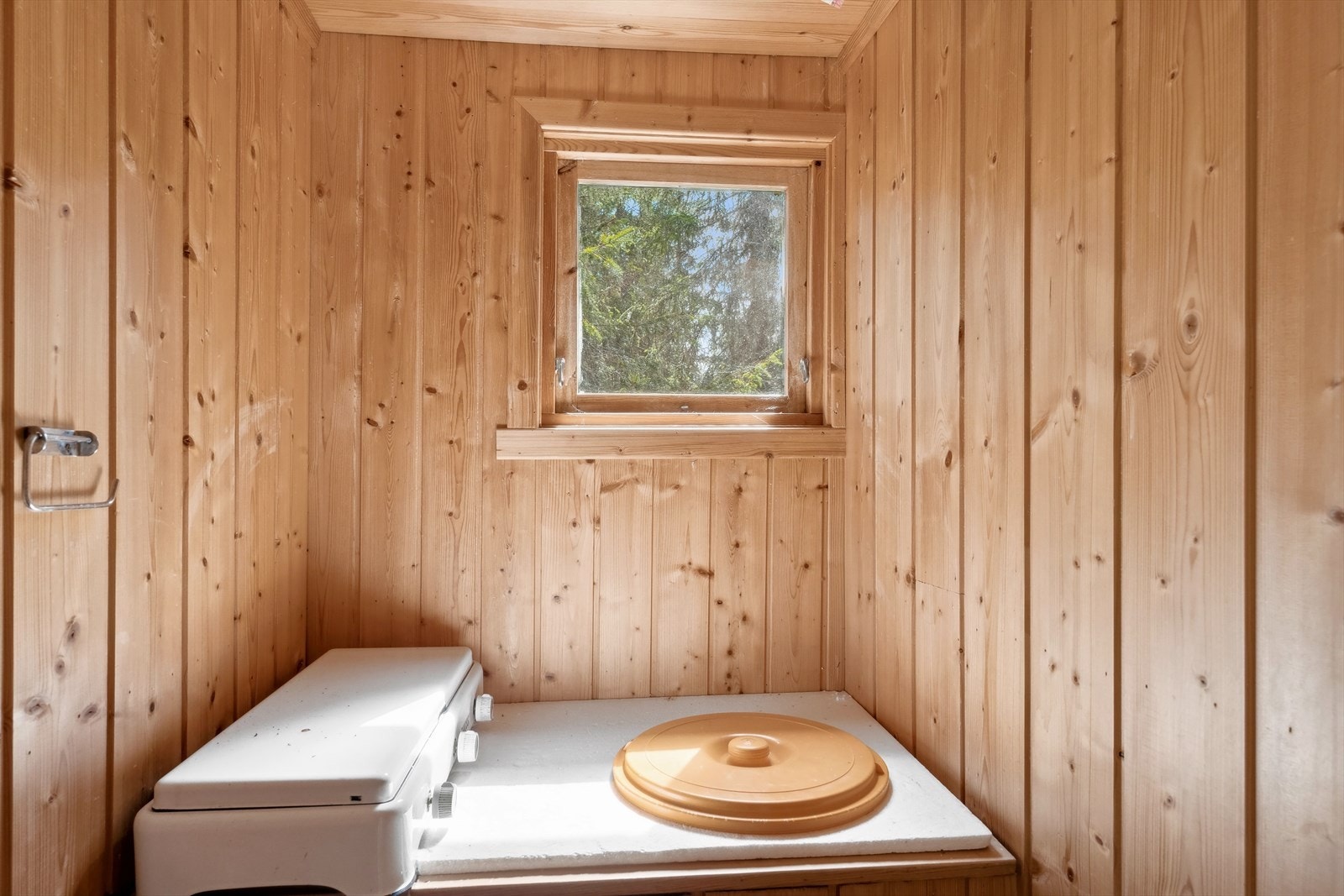 Utedo i uthus. Galleribilde