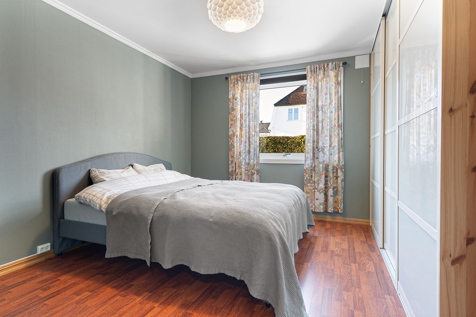 Romslig soverom med skyvedørsgarderobe Galleribilde