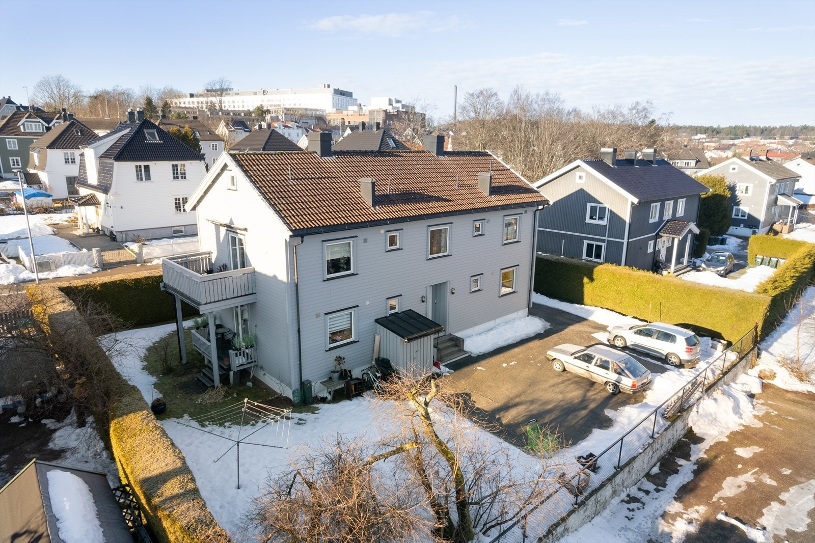 Borettslaget tilbyr tilgang til velstelte fellesområder med plen og beplantning. Galleribilde