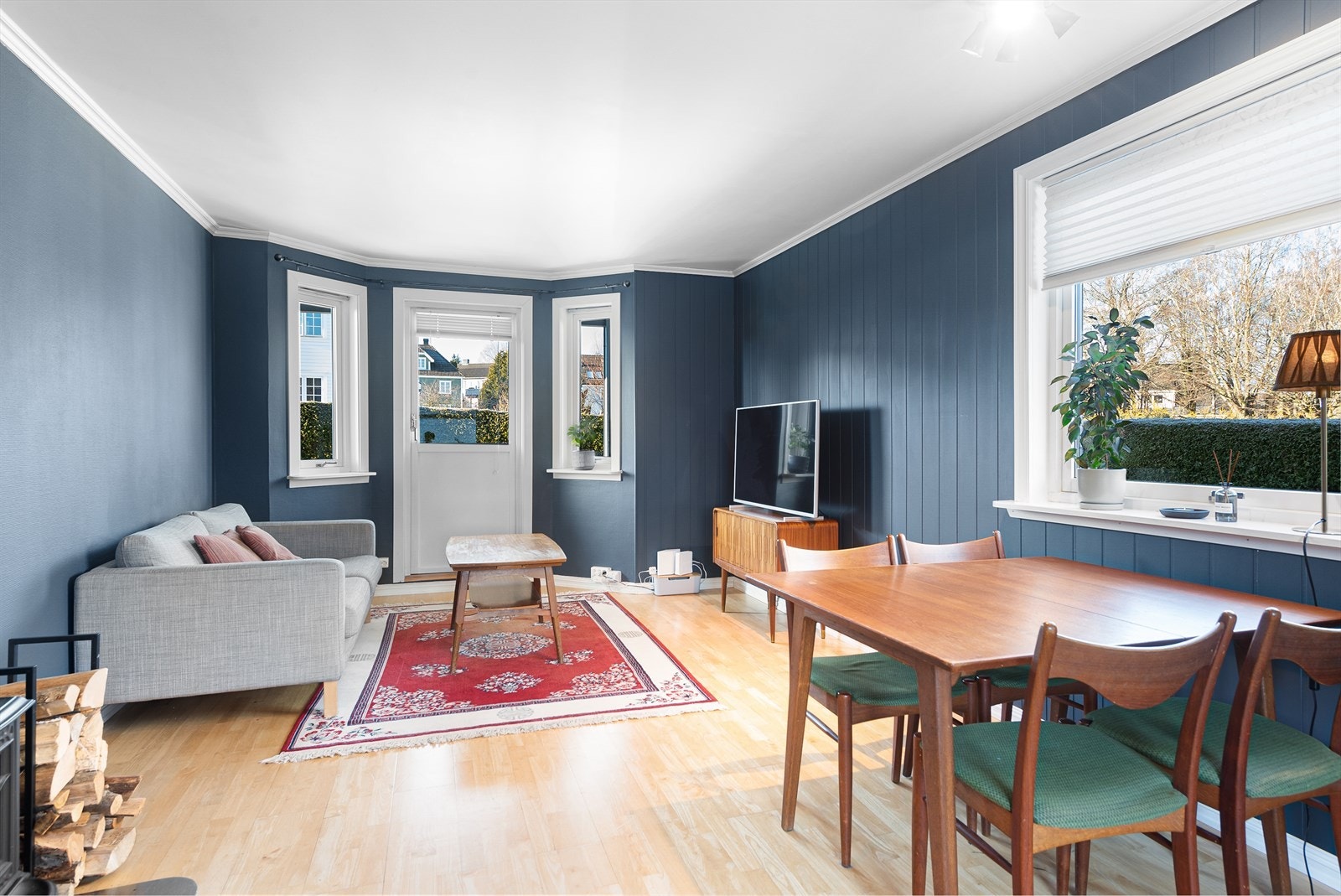 Stuen har store vindusflater som slipper inn rikelig med naturlig lys, samt utgang til en solrik terrasse. Galleribilde