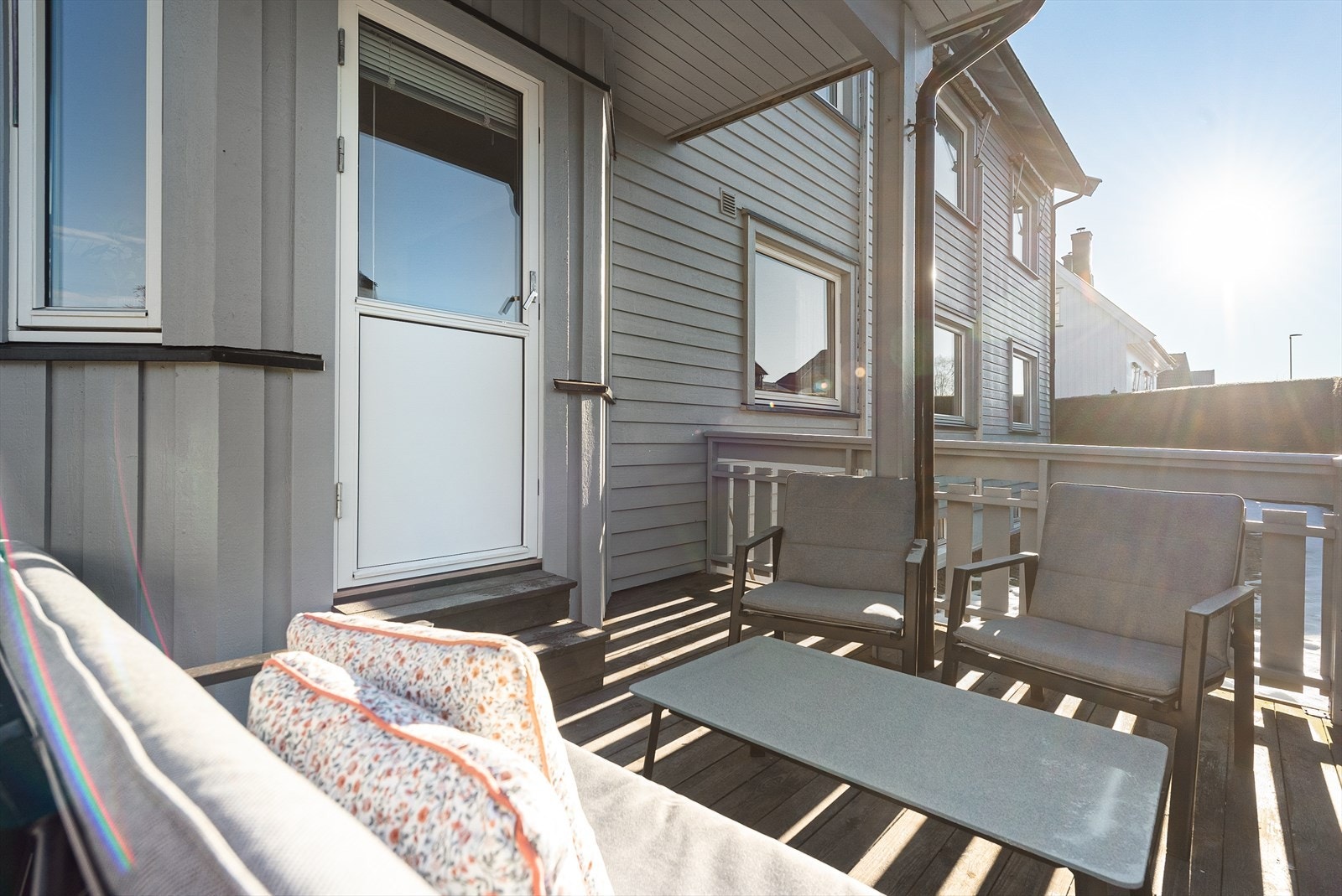 Nyt lange sommerkvelder på denne 10 m² store terrassen med solide pilarfundament og gode solforhold. Galleribilde