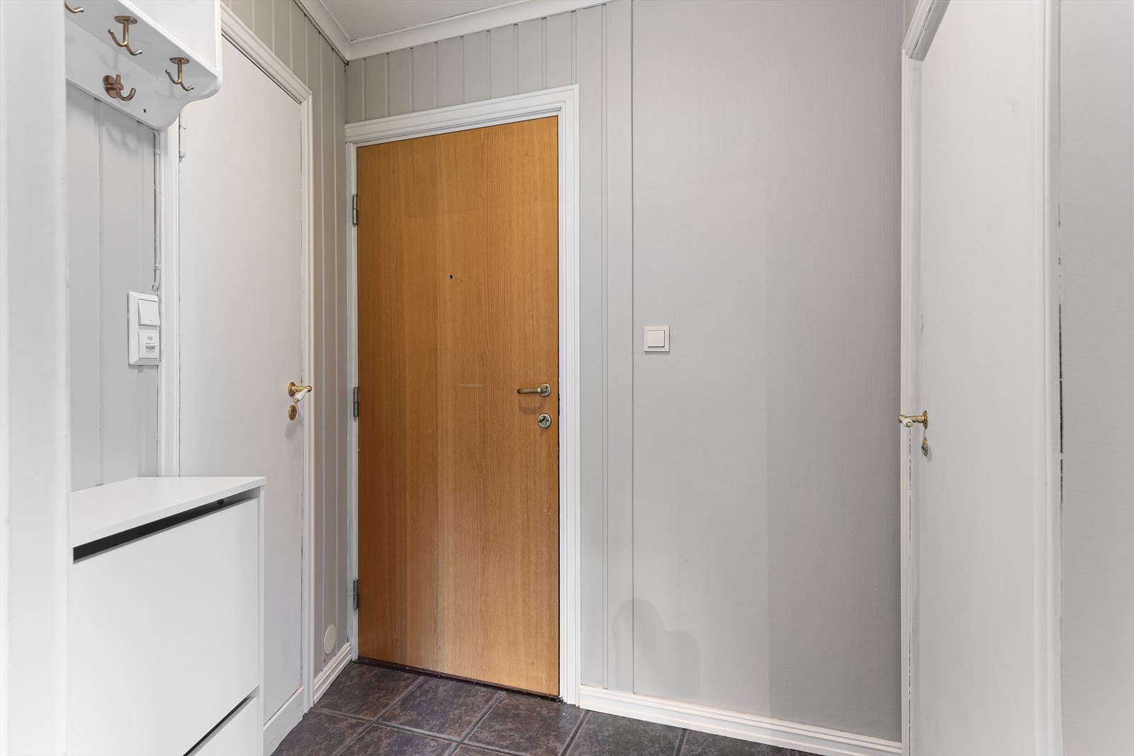 En praktisk flislagt entré gir et pent førsteinntrykk og enkel vedlikehold. Galleribilde