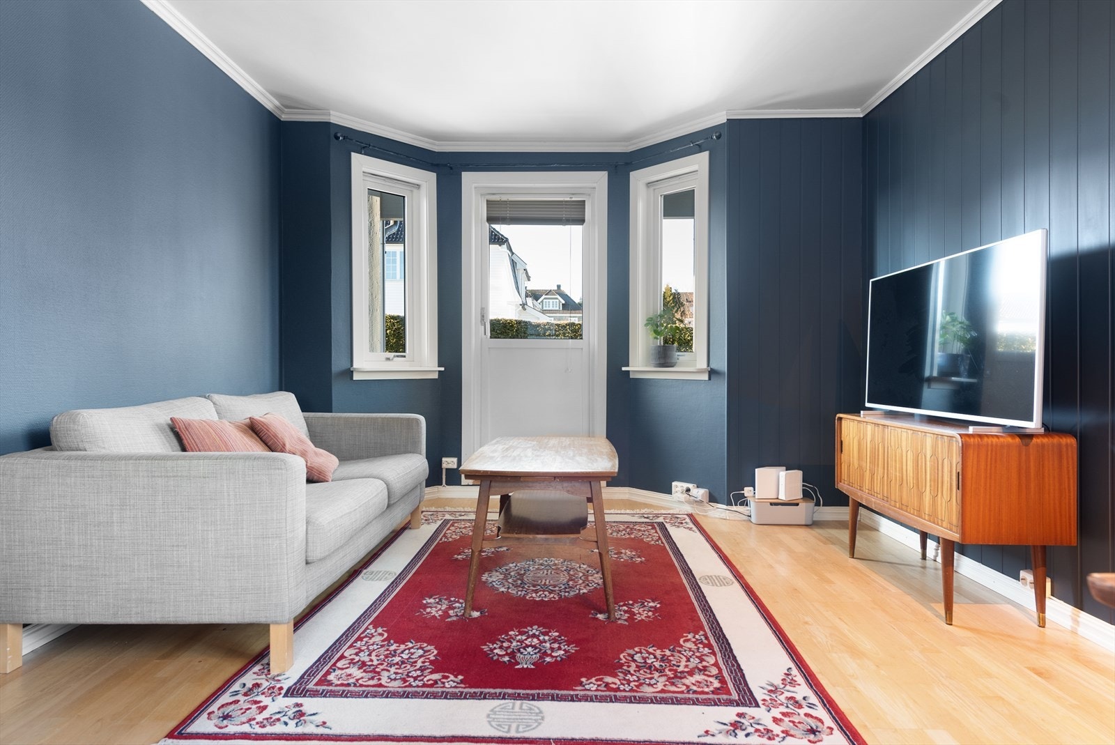 Lys og luftig stue - Perfekt for hyggelige kvelder med venner og familie, med utgang til vestvendt terrasse. Galleribilde