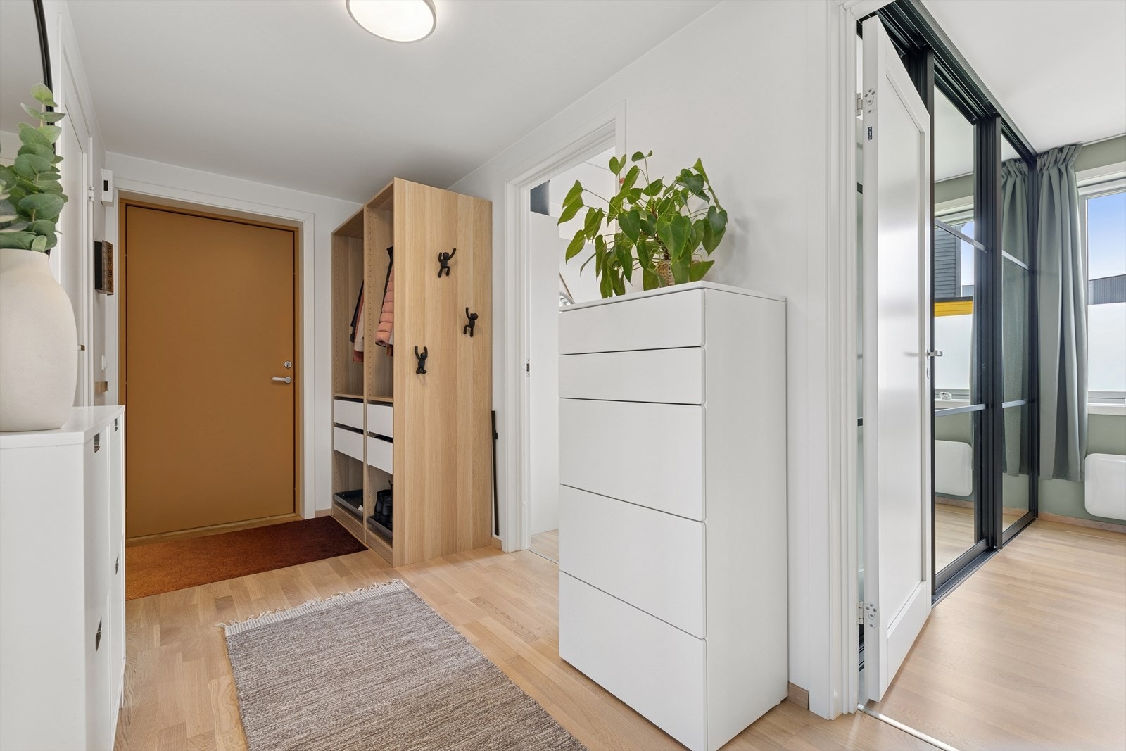 Trivelig entre med god plass til å henge fra seg yttertøy i. Fra gangen kommer man inn til eget vaskerom, 2 soverom og videre inn til stue/kjøkken. Galleribilde