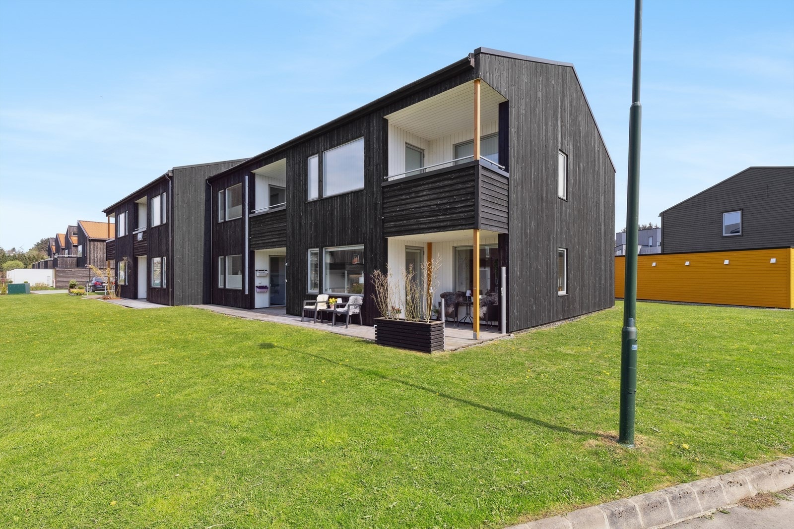 Velkommen til Joaflaten 73. En moderne, påkostet leilighet i 1. etasje med 2 soverom og god planløsning. Galleribilde