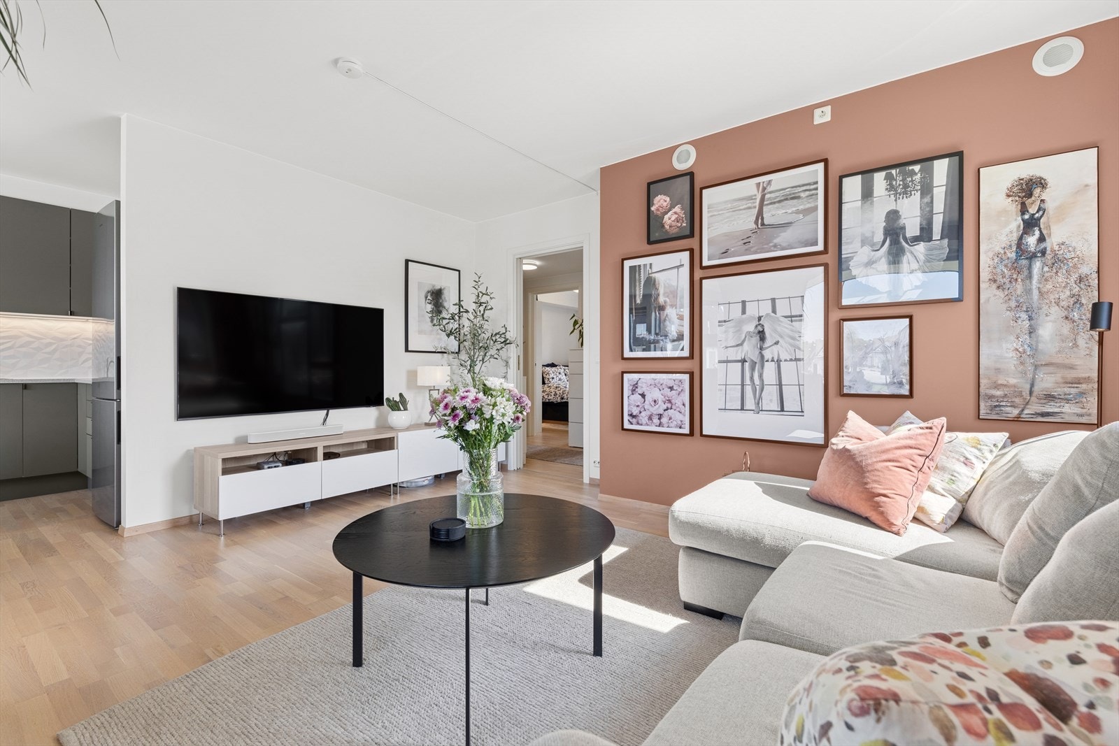 En listefri overgang mellom vegger og tak fremhever det moderne uttrykket. Galleribilde
