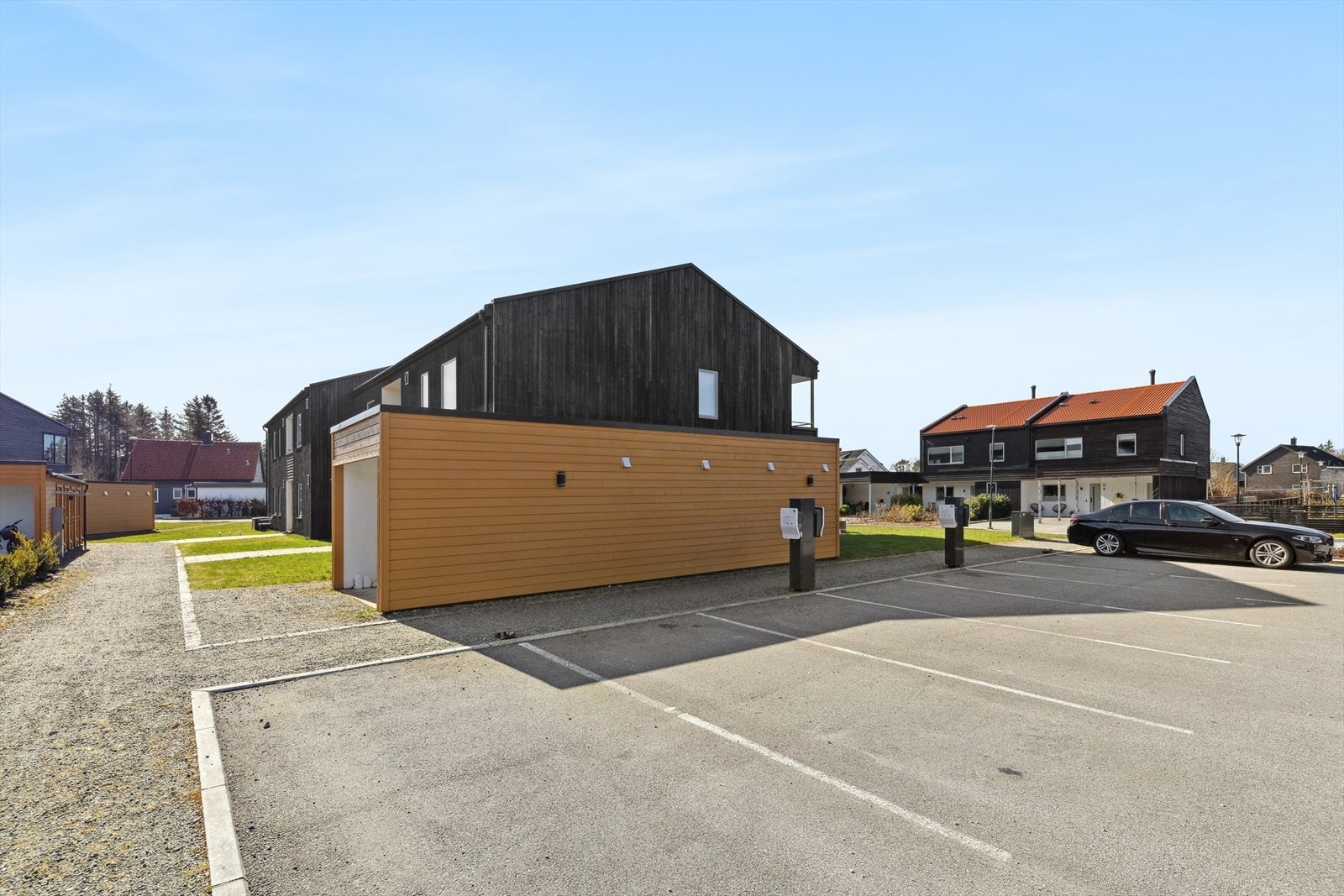 Parkering med lading, samt egen sykkeparkering. Utvendig har man også en oppbevaringsbod på ca 5m2. Galleribilde