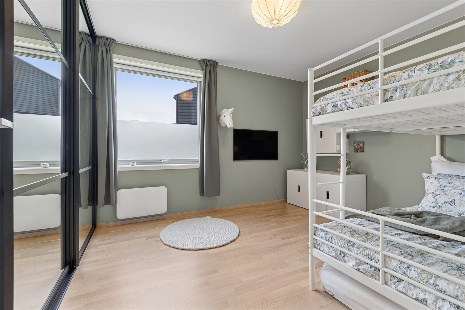 Det største soverommet har god gulvplass. Her er det ettermontert stor skyvedørsgarderobe som gir god oppbevaring til tøy. Galleribilde