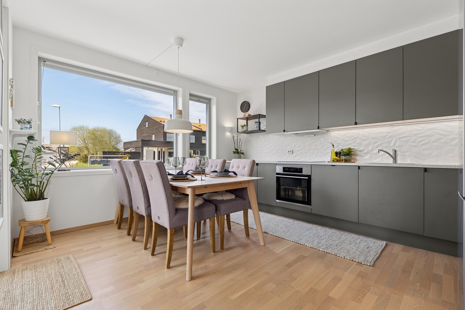 Kjøkkenet har rikelig med skap- og benkeplass til det man skulle ha behov for å oppbevare. Galleribilde