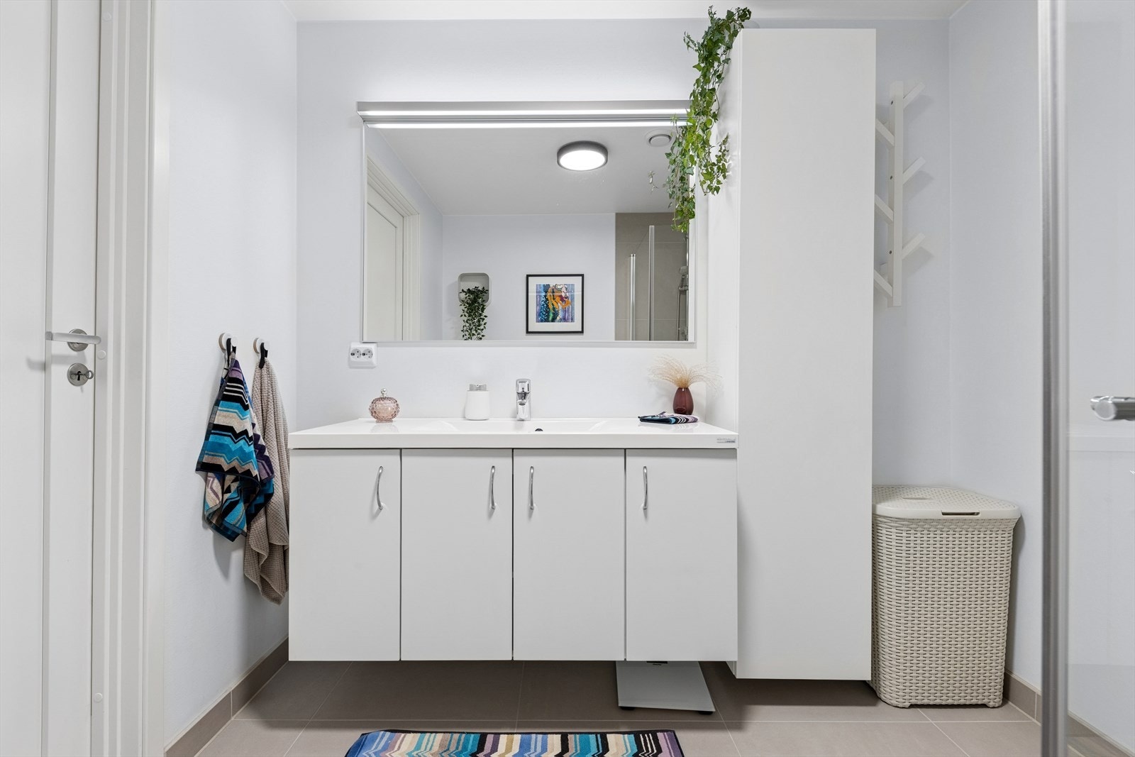 Badet har god oppbevaring i servantskap og tilhørende høyskap. Galleribilde