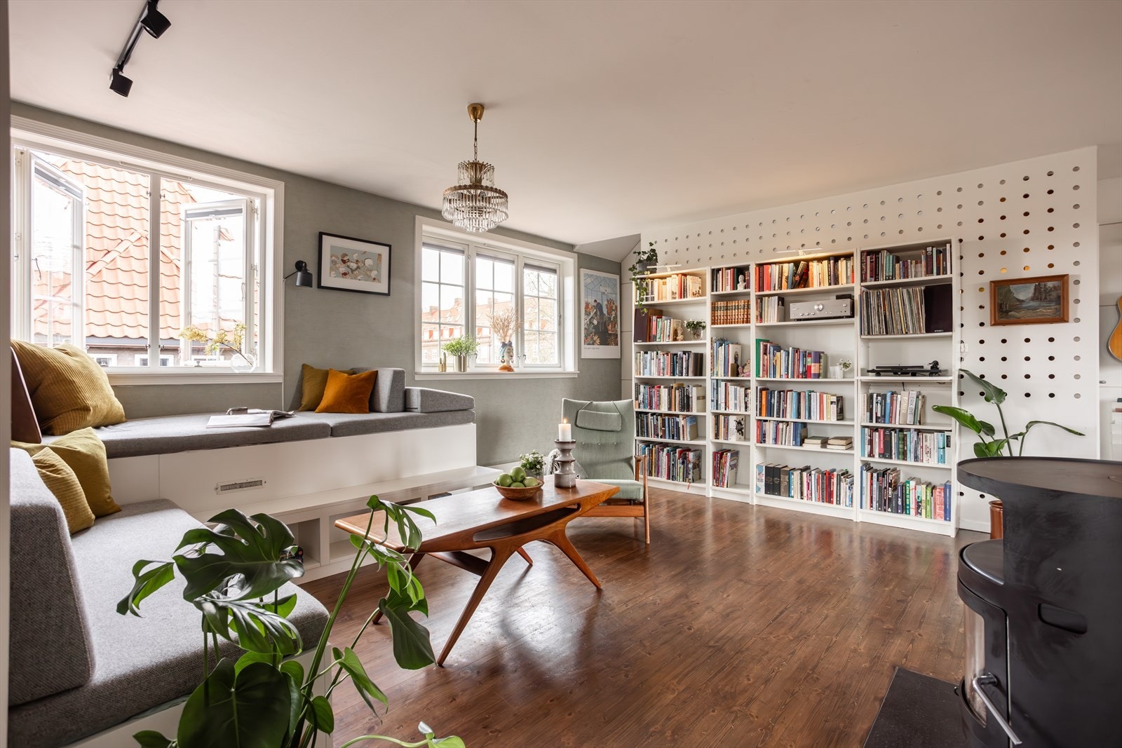 Leiligheten ligger i byggets 2. etasje med utbygget loft, og har en fleksibel og god planløsning. Galleribilde