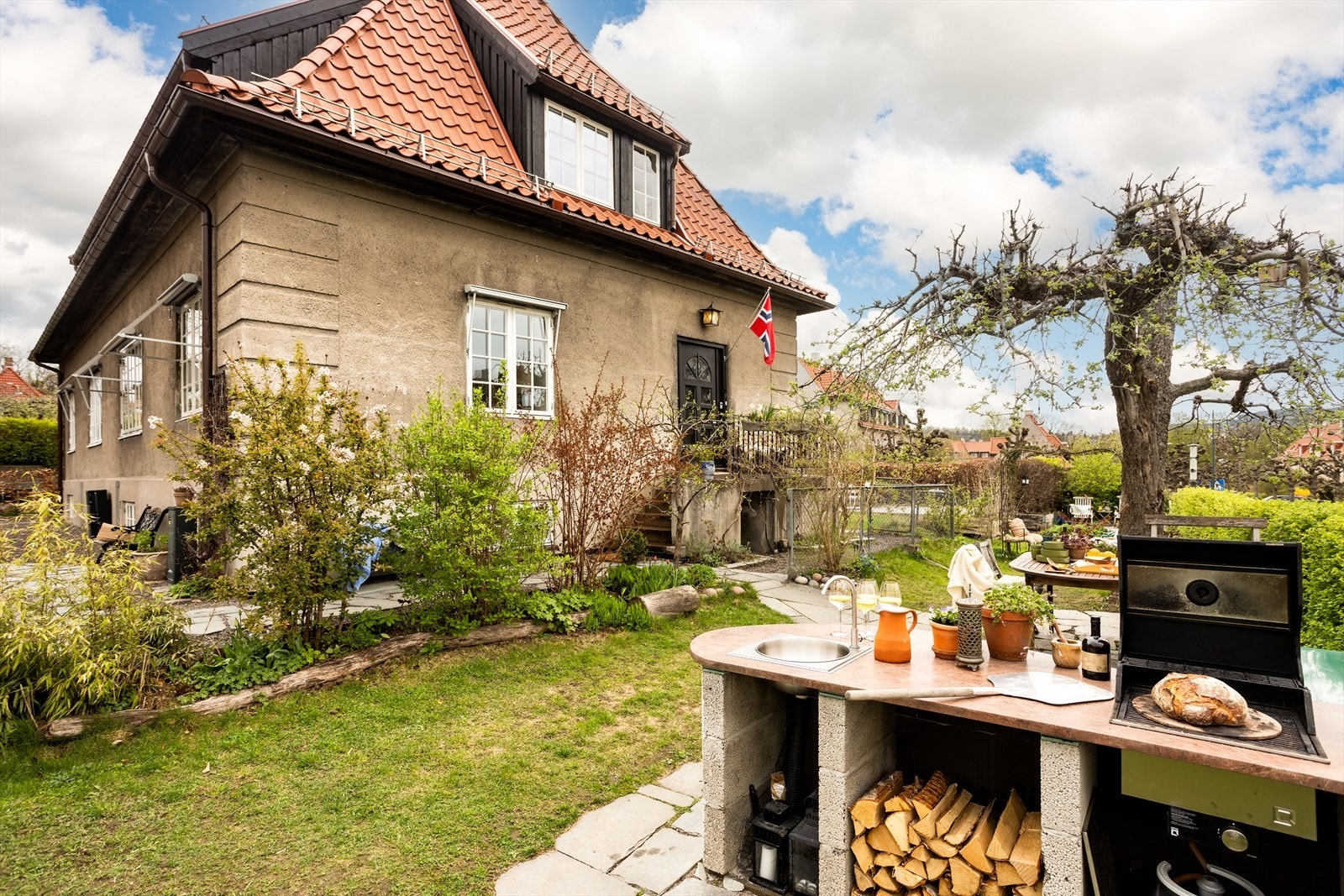 I hagen finner man et helårs, frostsikkert utekjøkken, bygget av fagfolk, med kvalitets utkjøkkenelementer fra Bull (gassbluss) og vask og grill fra One Q. Galleribilde