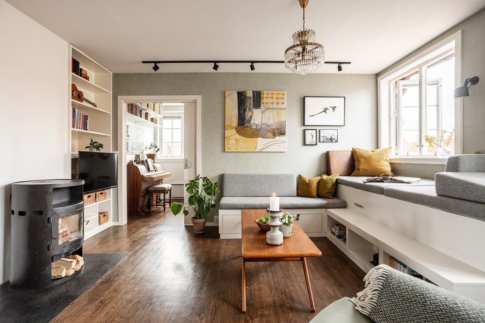 Stuen har en lun og stemningsfull peisovn som både utgjør et hyggelig element til rommet, og som varmer godt på kaldere dager. Galleribilde