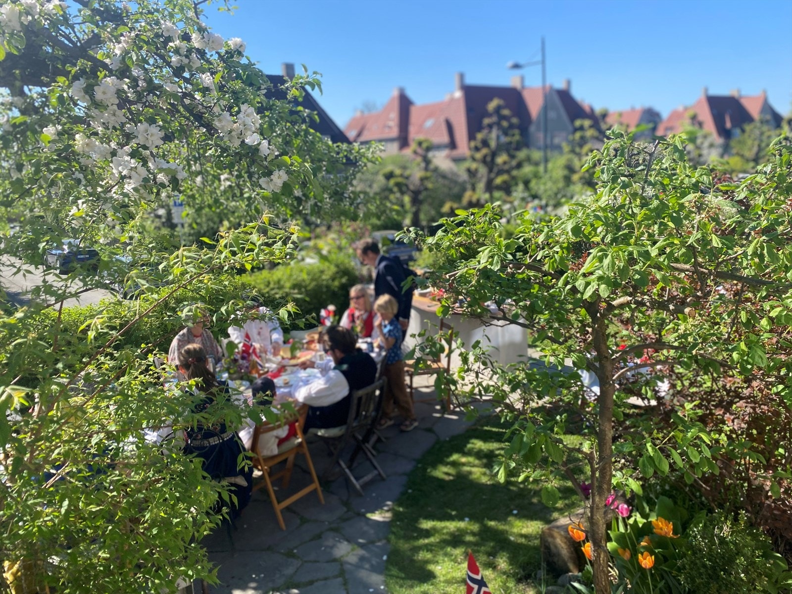 Denne hagen er perfekt for 17. mai-frokoster da Ullevål skoles musikkorps marsjerer forbi flere ganger på morgenkvisten. Galleribilde