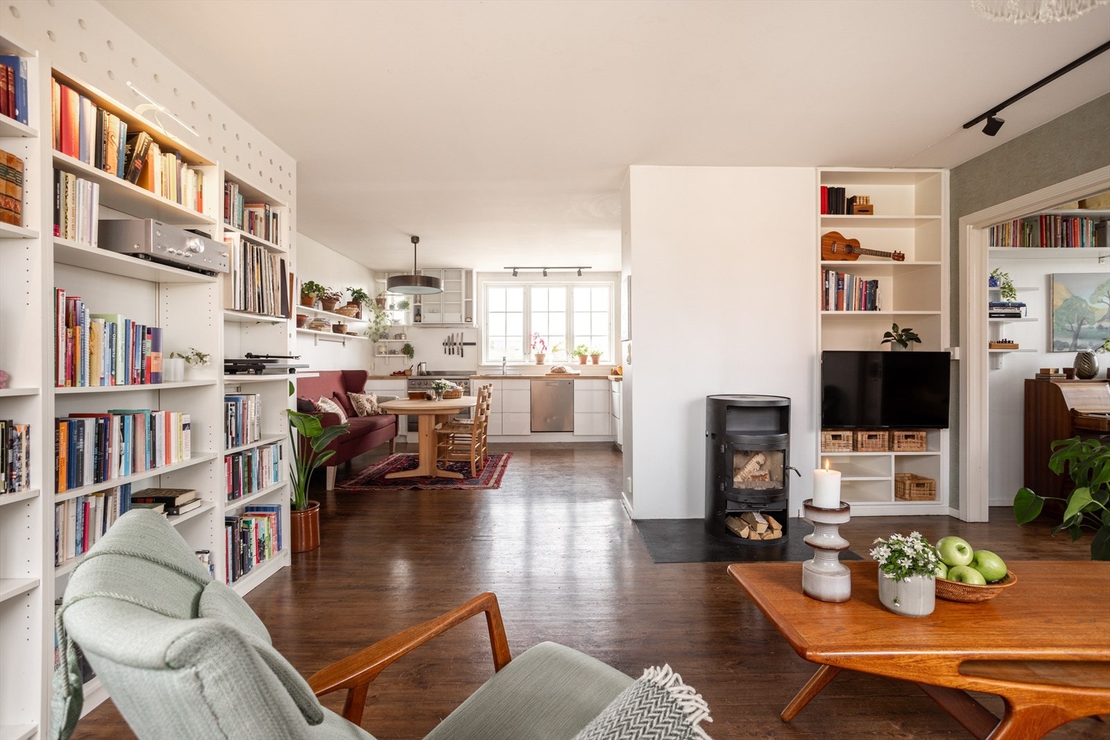 Kjøkkenet ligger i en fin og åpen løsning mot resten av stuen. Galleribilde