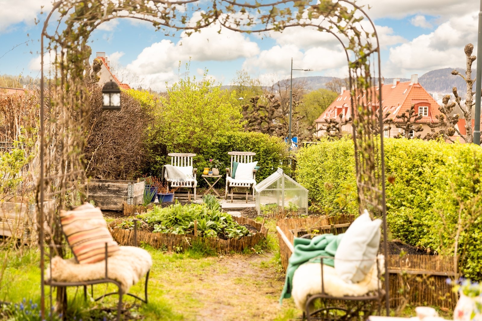 Det er god plass til diverse utemøblement og flere hyggelige soner, samt boltreplass for både store og små hele året rundt. Galleribilde