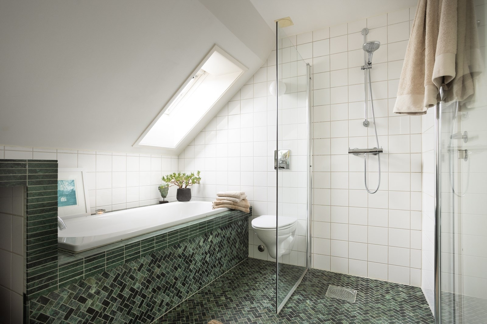 Det er flislagt gulv (lagt flis på flis) med elektriske varmekabler, flislagte veggflater og malt innvendig tak med downlights. Det er naturlig ventilering. Galleribilde