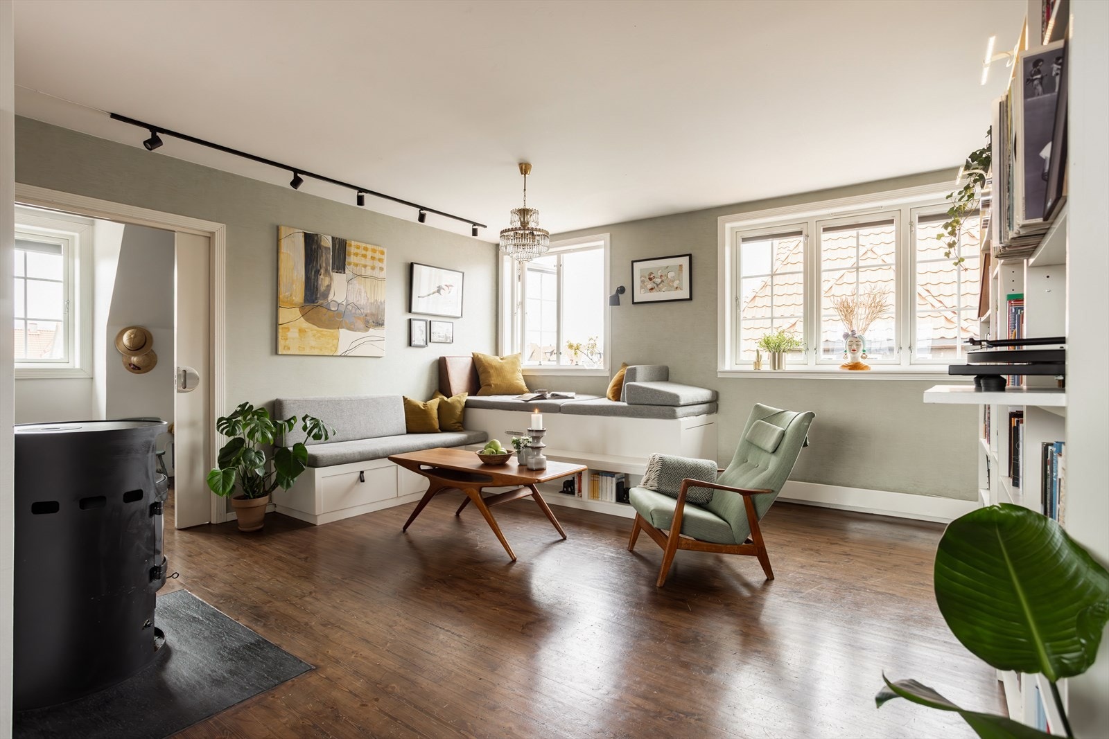 I stuen er det store, klassiske vinduer i flere himmelretninger som slipper inn rikelig med naturlig sollys. Galleribilde