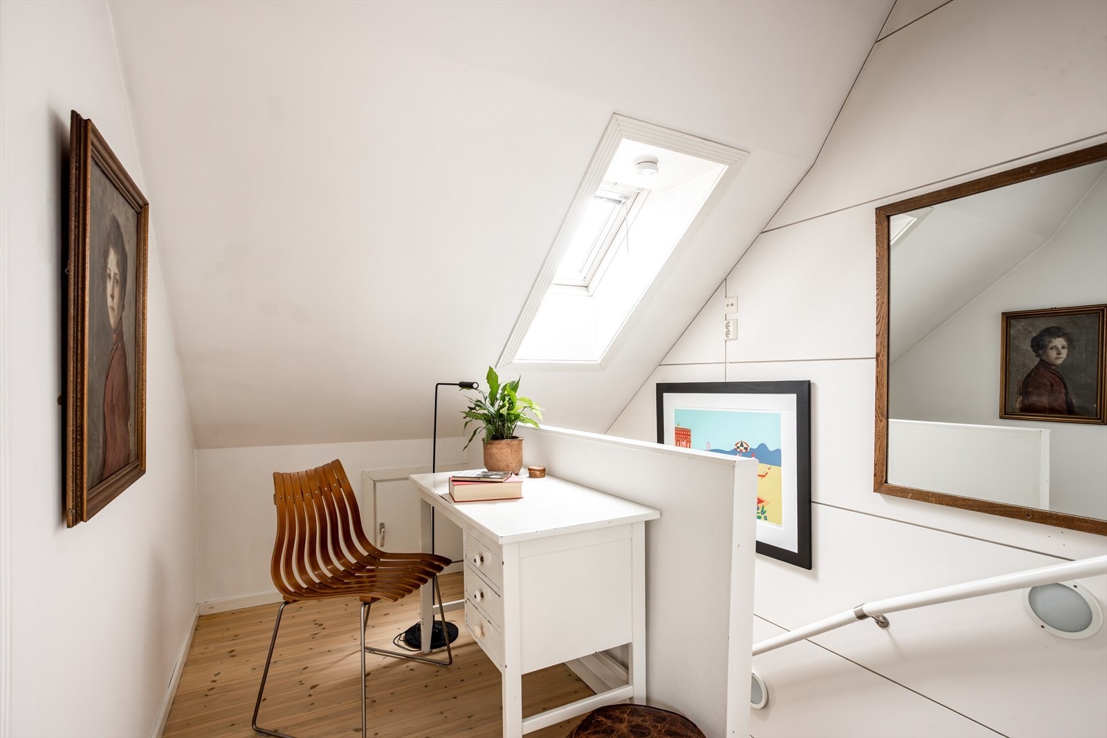 Videre kommer man opp til boligens loftsetasje. Her finner man en praktisk kontorløsning. Galleribilde