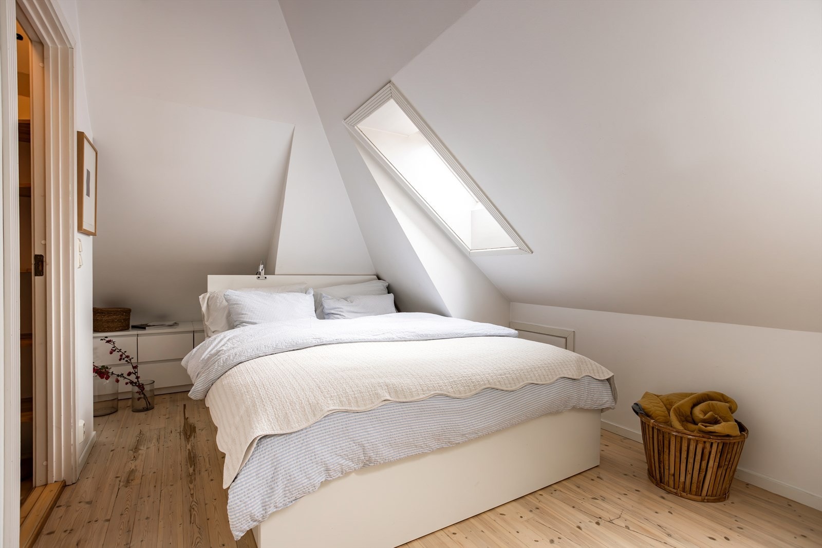 Soverommet oppleves lyst og luftig, og er av fin størrelse. Galleribilde