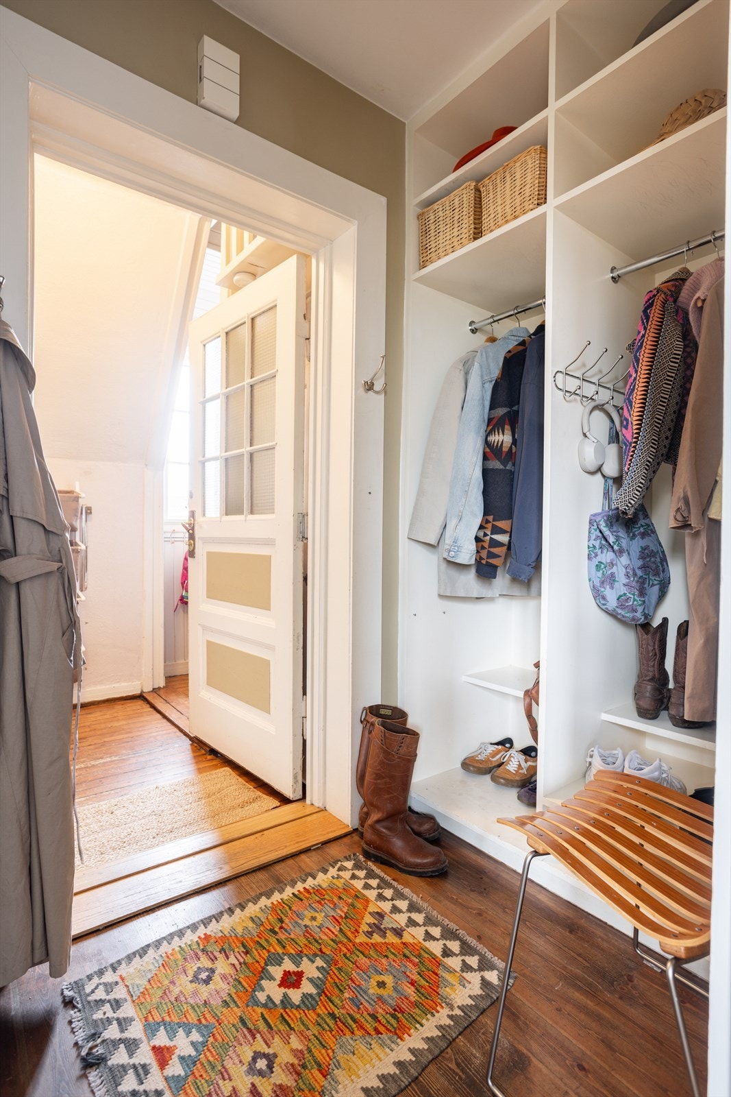 Entréen har god plass til oppbevaring av sko og yttertøy. I tillegg er det ekstra lagringsplass i kjellerbod på 3 m². Galleribilde