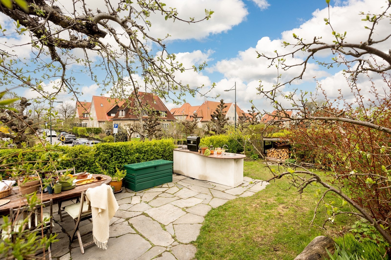 Stålforsterket granittplate levert av Sigvartsen. Utslagsvann fra kjøkkenvask går ut i dreneringsløp i jorda. All jobb med utekjøkken kan dokumenteres. Heller i kjøkkensonen er lagt på pukk og sand - telesikkert. Galleribilde