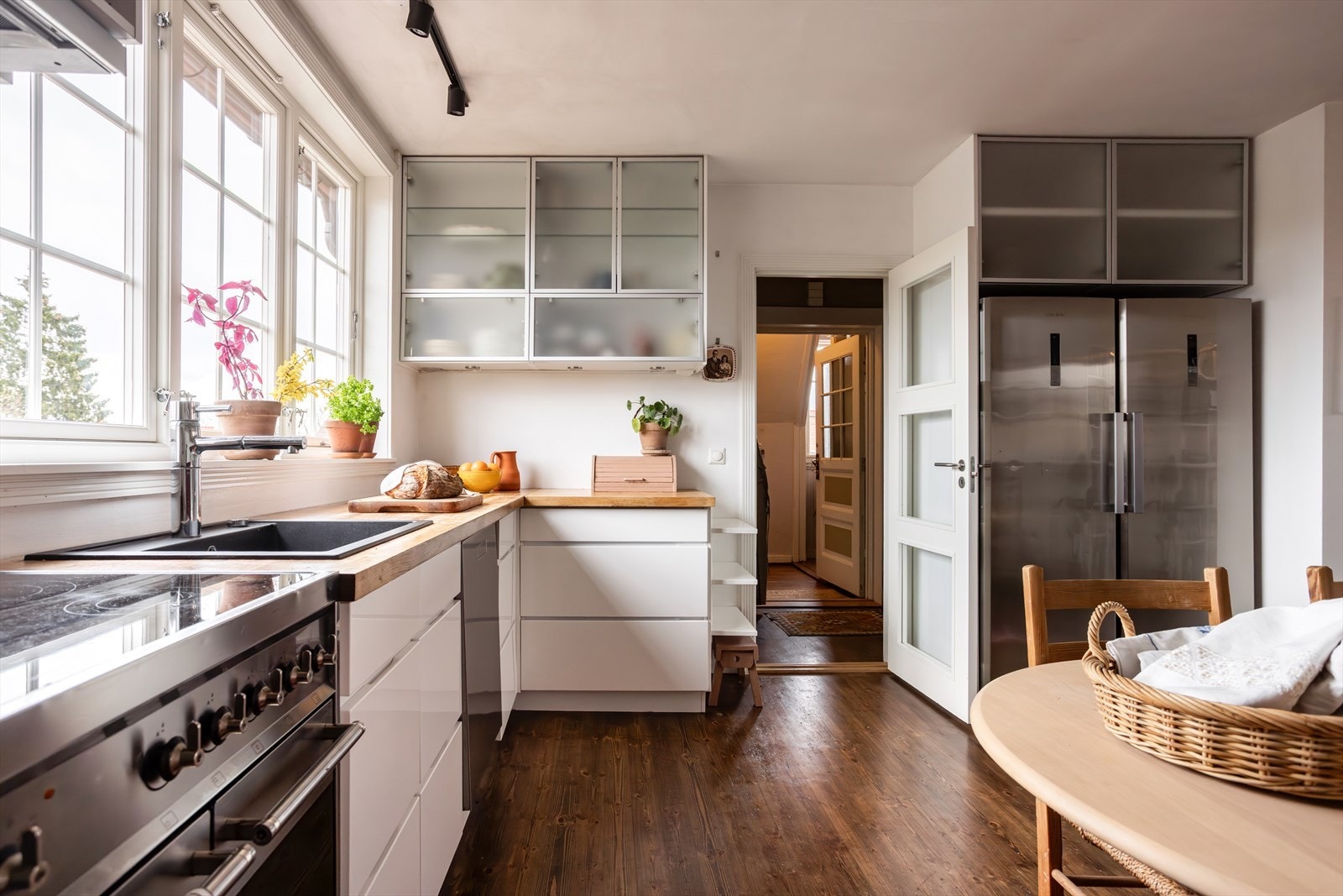 Kjøkkenet er godt utnyttet med både skap- og benkeplass til matlagingen. Galleribilde