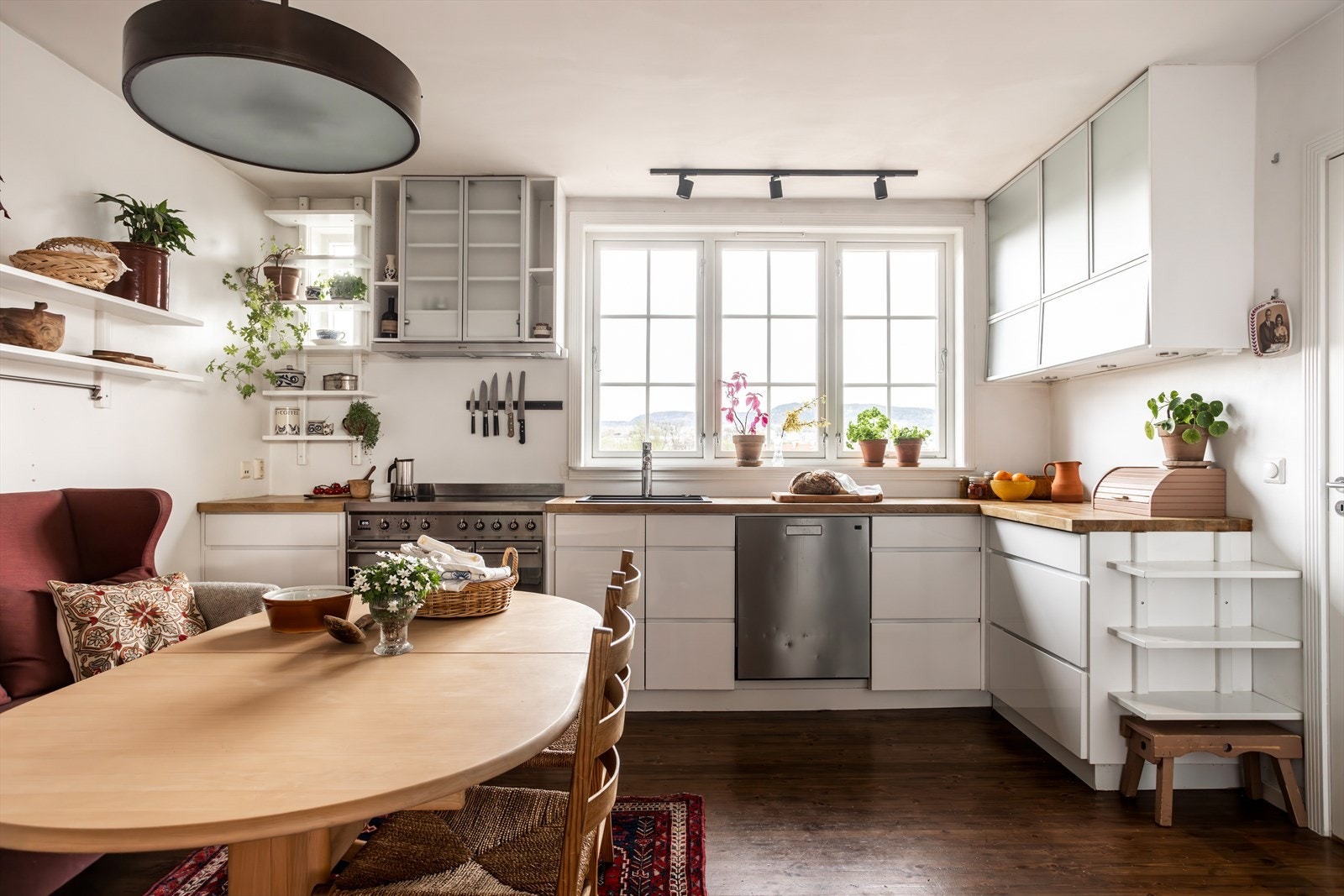 Innredningen består av eik benkeplate, ventilator vifte og nedfelt kum. Videre er det frittstående Smeg komfyr, oppvaskmaskin, kjøleskap og fryser. Det er kjøkkenventilator med avtrekk ut. Galleribilde