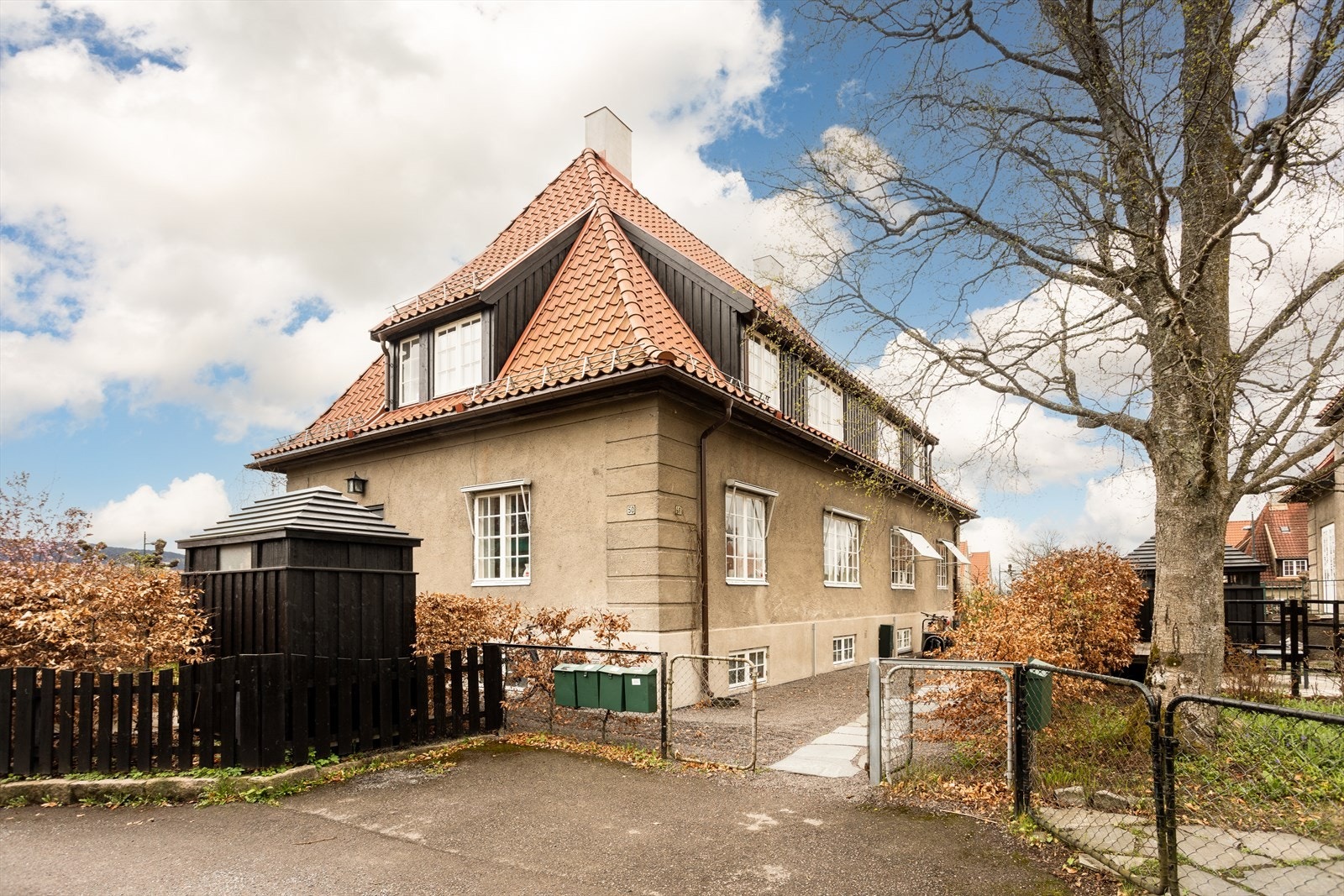Fra boligen kan man følge en bilfri indre stikkvei som tar deg til Ullevål barneskole på mindre enn ett minutts gange. Galleribilde