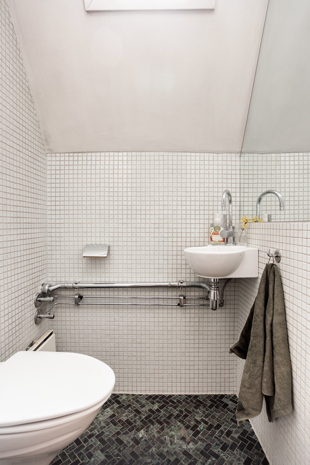 Toalettrom med vegghengt wc og servant. Galleribilde