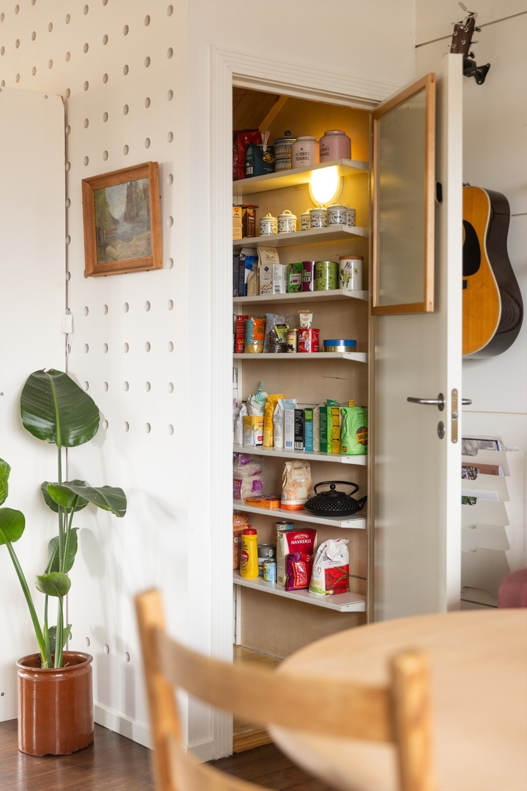 Detaljer | Praktisk bod under trappen. Galleribilde