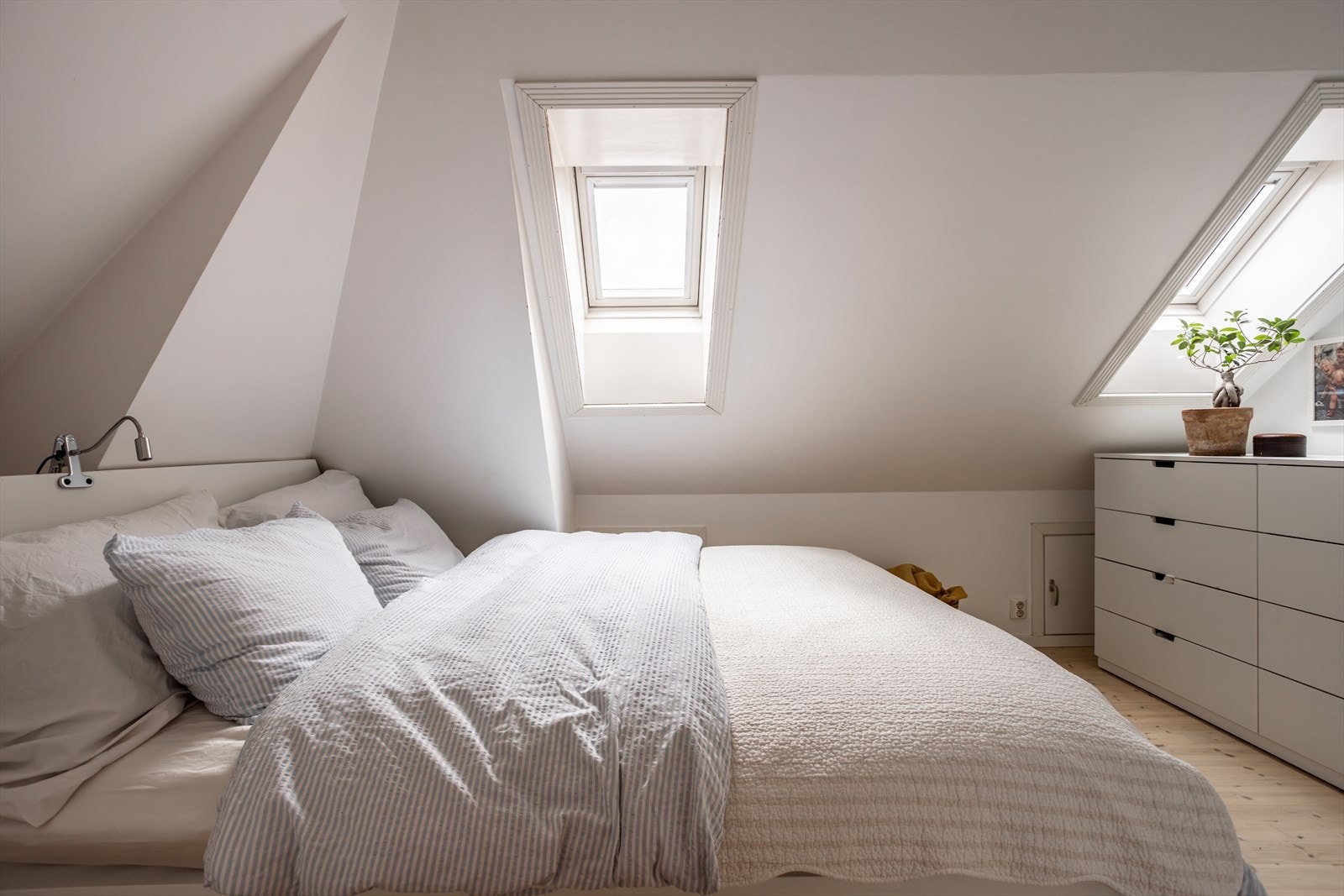 Det er plass til dobbeltseng, oppbevaringsløsning og øvrig soveromsmøblement. Galleribilde