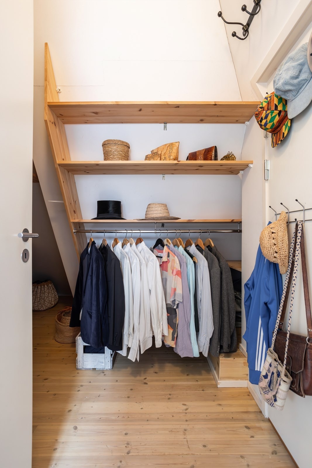 Fra soverommet er det et praktisk omkledningsrom. Galleribilde