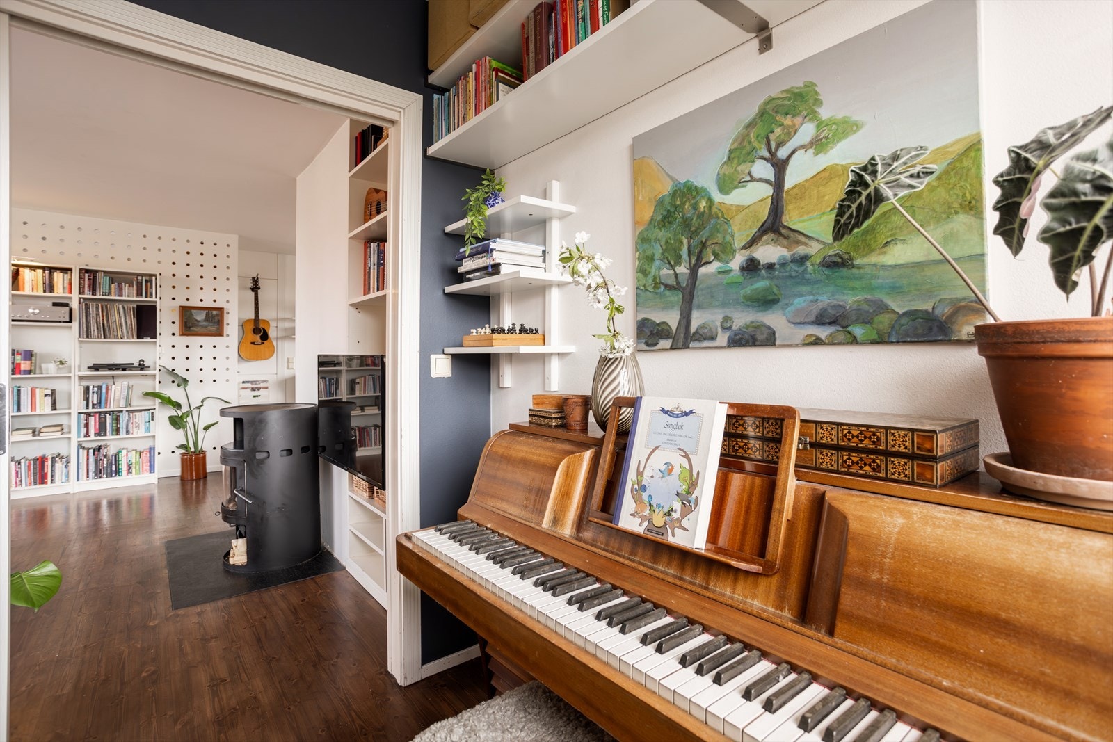 Fra stuen er det tilgang til et praktisk soverom. Galleribilde