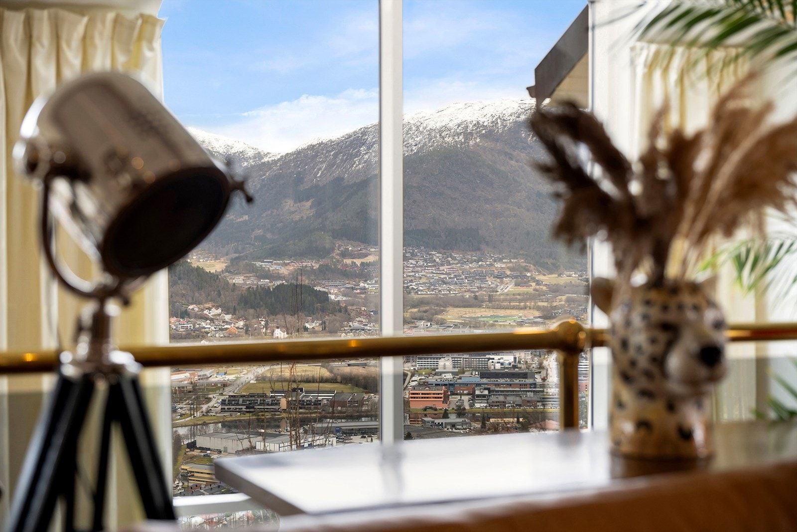 Hvordan rommet spiller på lag med utsikt og lysforhold bør oppleves på visning. Noe som skaper en helt spesiell stemning på dag og kveldstid. Galleribilde