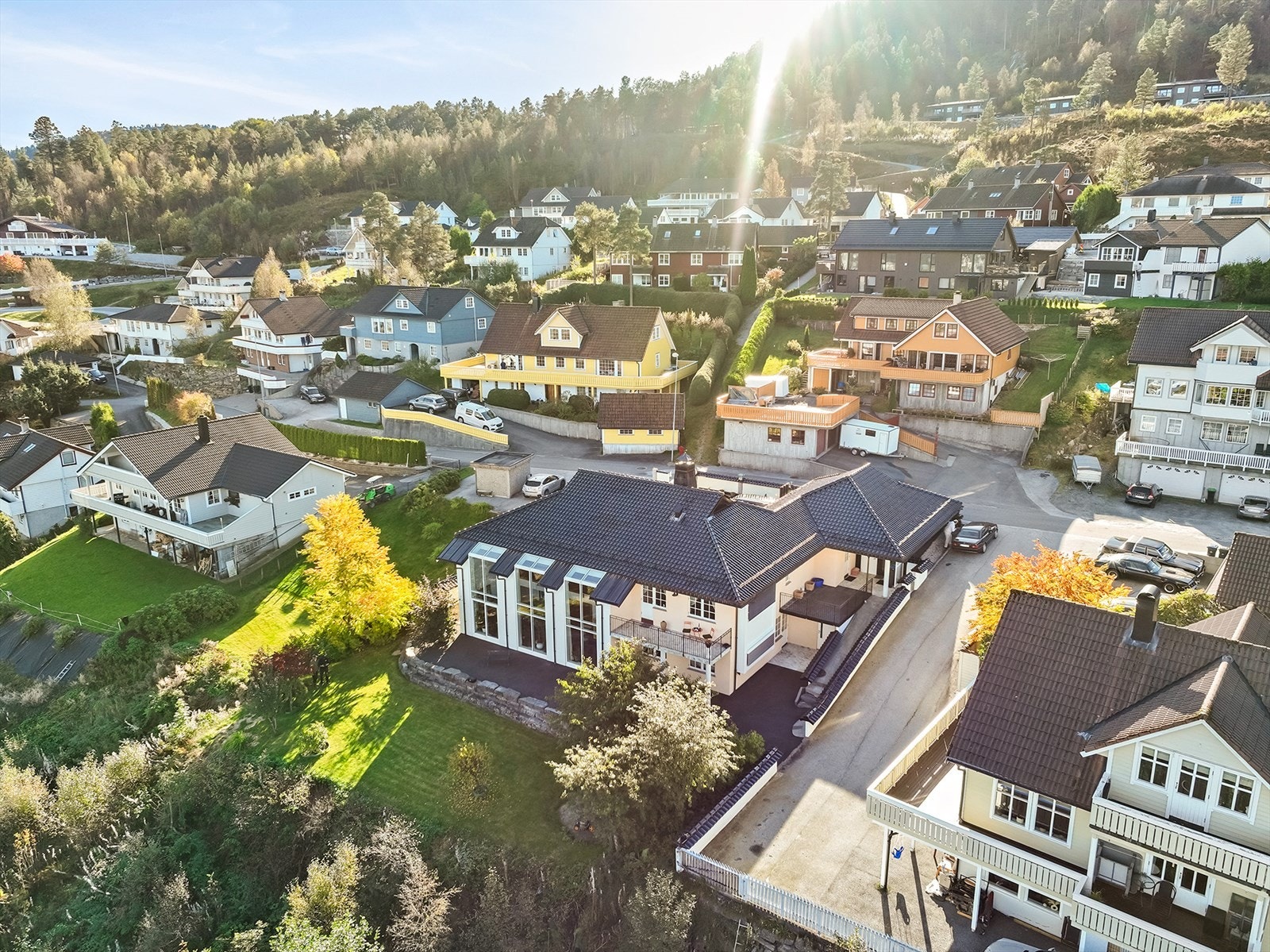 Eiendommen har gode solforhol store deler av året og enkel tilgang til fine turområder til Bekkjavatnet. Galleribilde