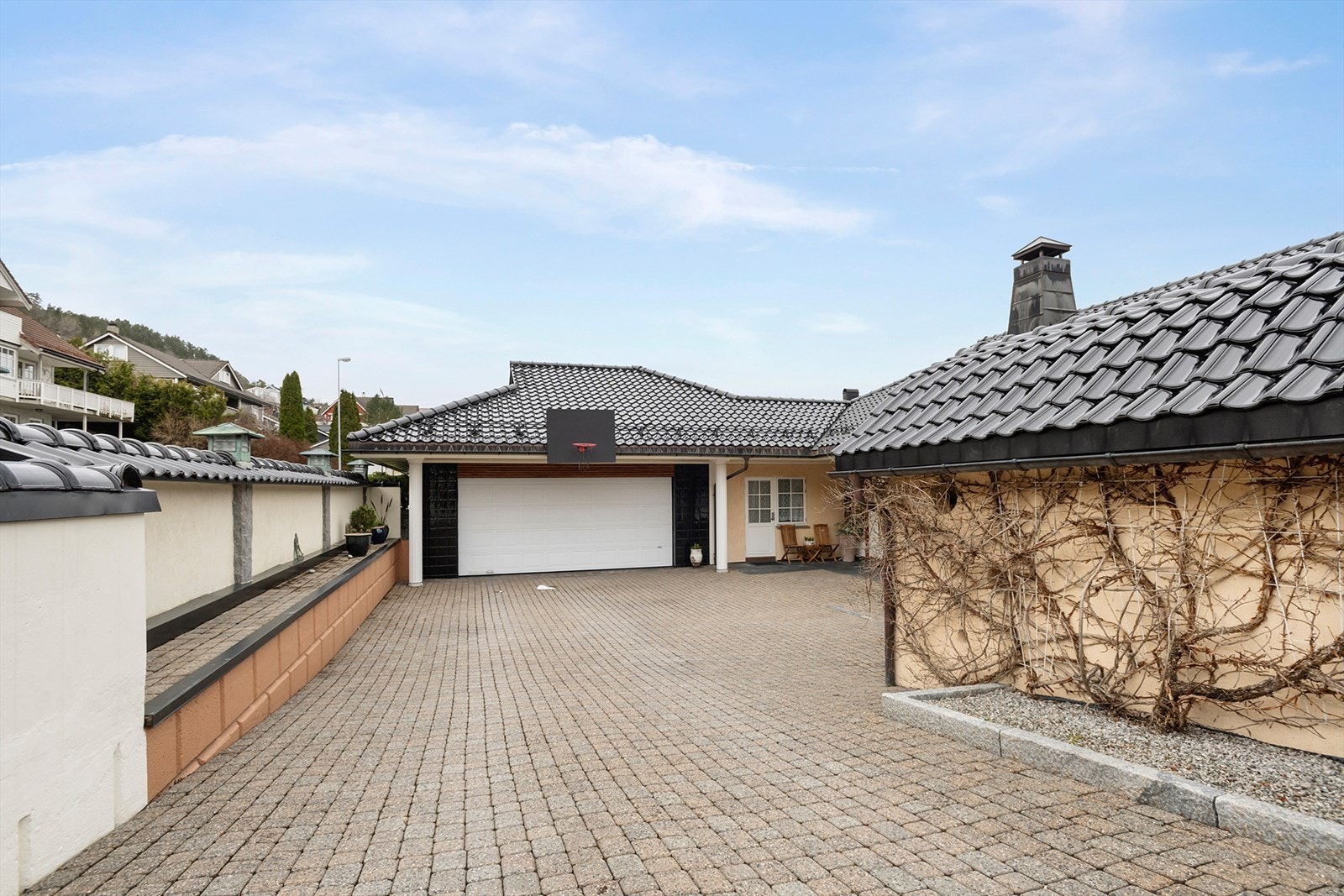 Uteområdene på allesider av huset er pent opparbeidet med murverk, steinlagt gårdsplass, asfalterte og flislagte uteplasser. Galleribilde