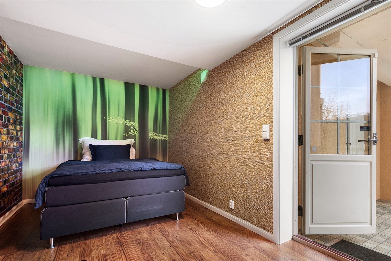 Det siste soverommet har utgang til flislagt uteplatting. Galleribilde