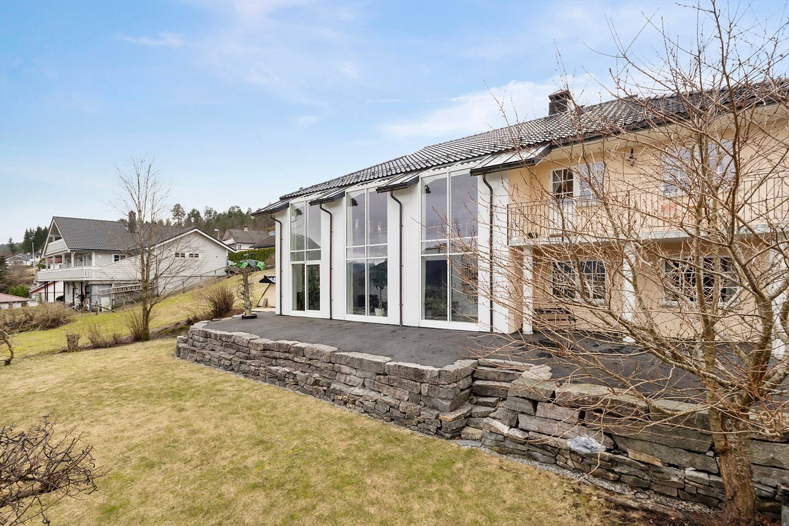 Huset har et kontinentalt preg over seg med fasade av aluminiumsplater og pusset lettbetong. Taket er oppført som valmtak med glassert takstein. Galleribilde