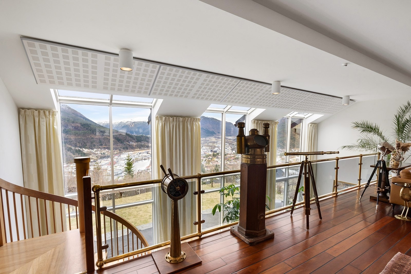 Vinduene har utvendige motoriserte persienner. Innvendig er det tilpassede gardiner og lydhimlingsplater som demper akustikken i rommet. Galleribilde