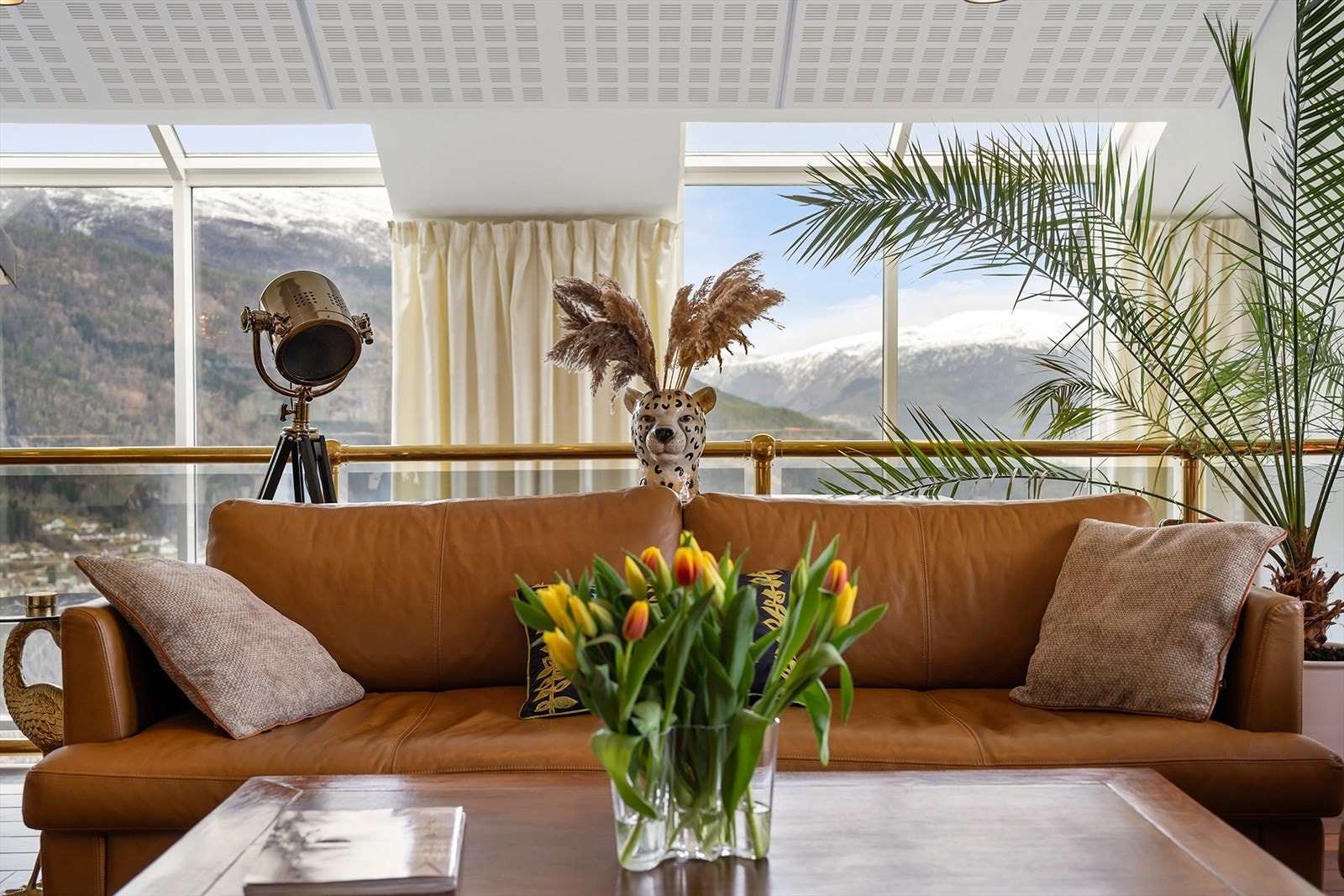 Hvordan rommet spiller på lag med utsikt og lysforhold bør oppleves på visning. Noe som skaper en helt spesiell stemning på dag og kveldstid. Galleribilde