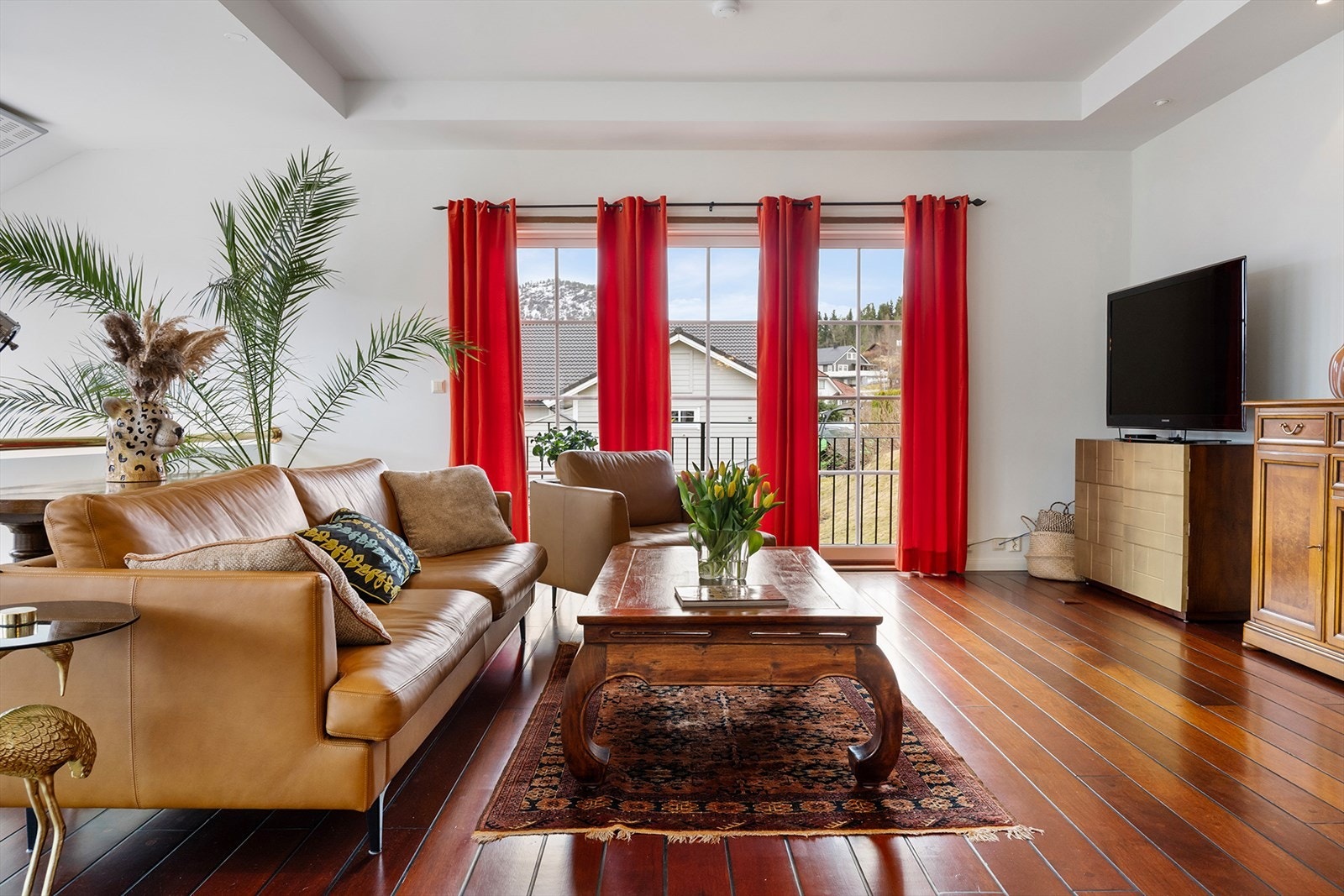 Fra denne delen av stuen er det utgang til sørvendt balkong med gode solforhold. Galleribilde