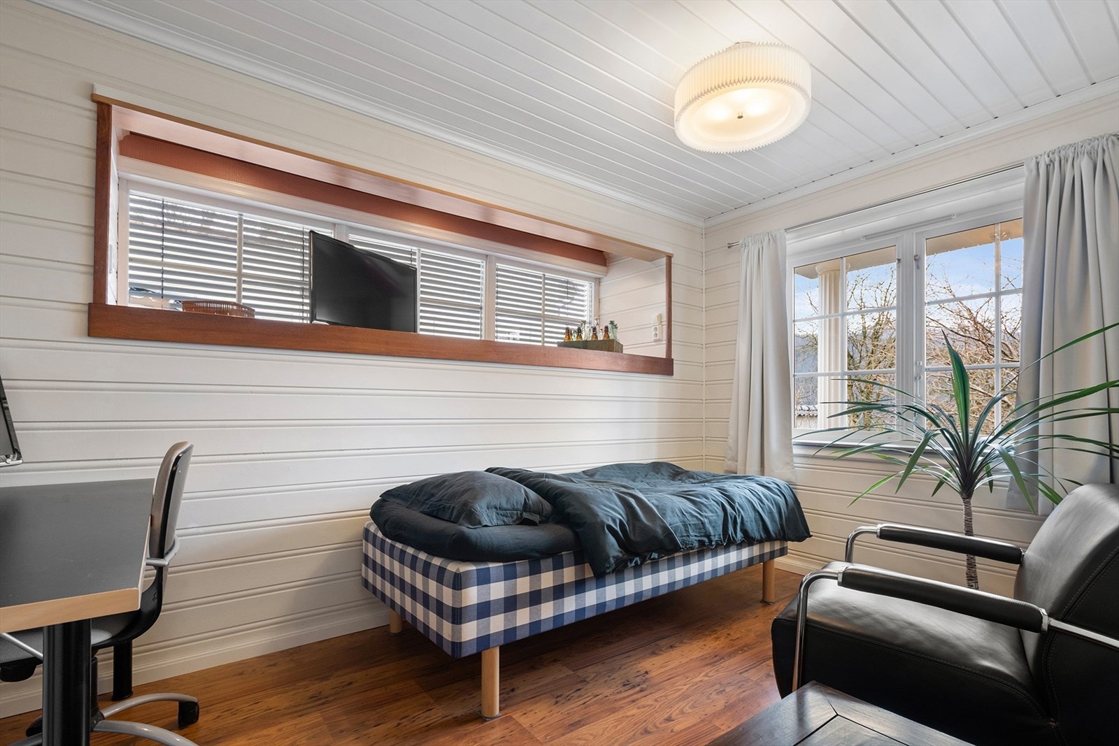 I tillegg til hovedsoverommet er det tre soverom i soveromsfløyen. Galleribilde