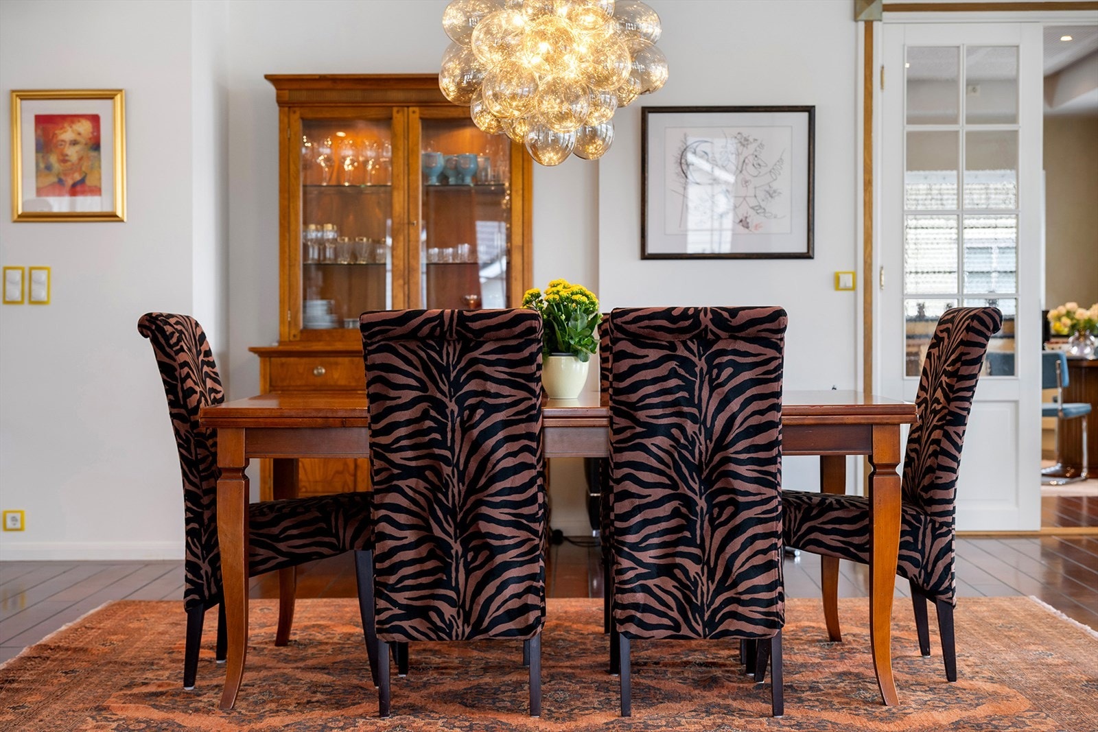 Fra spisestuen er det enkel tilgang til kjøkkenet. Galleribilde