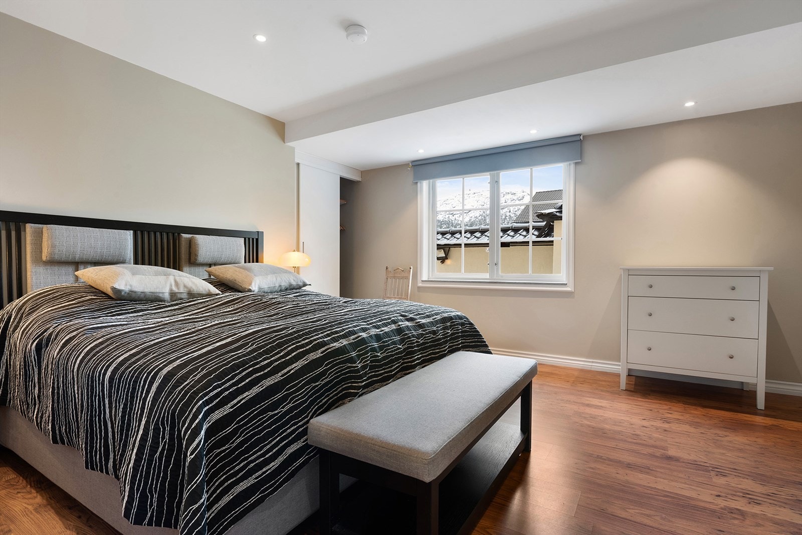 Hovedsoverommet er meget romslig ligger separat fra soveromsfløyen i nærheten av hovedbadet. Galleribilde