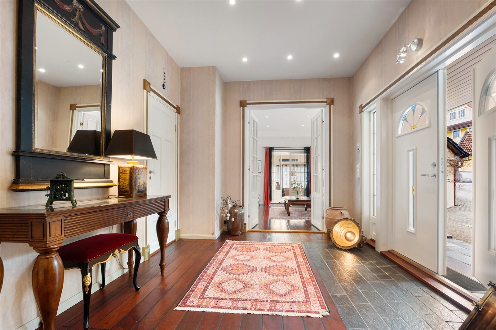 Mellom hallen og er det to-fløyet dør på 2,4 meter. I gulvet er det Pillarguri naturstein fra Otta ved inngangspartiet. Himlingene er rikt utsyrt med dimbare spotter. Galleribilde