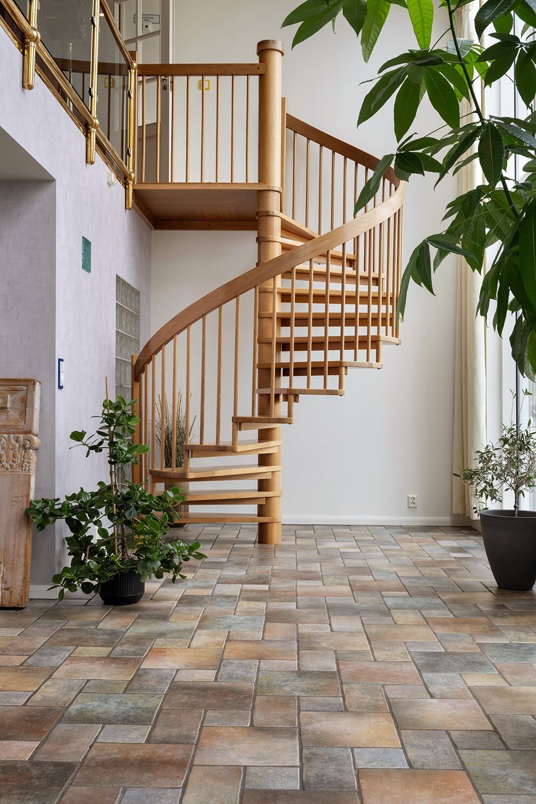 Mellom etasjene er det satt inn vindeltrapp i Merbau. Galleribilde