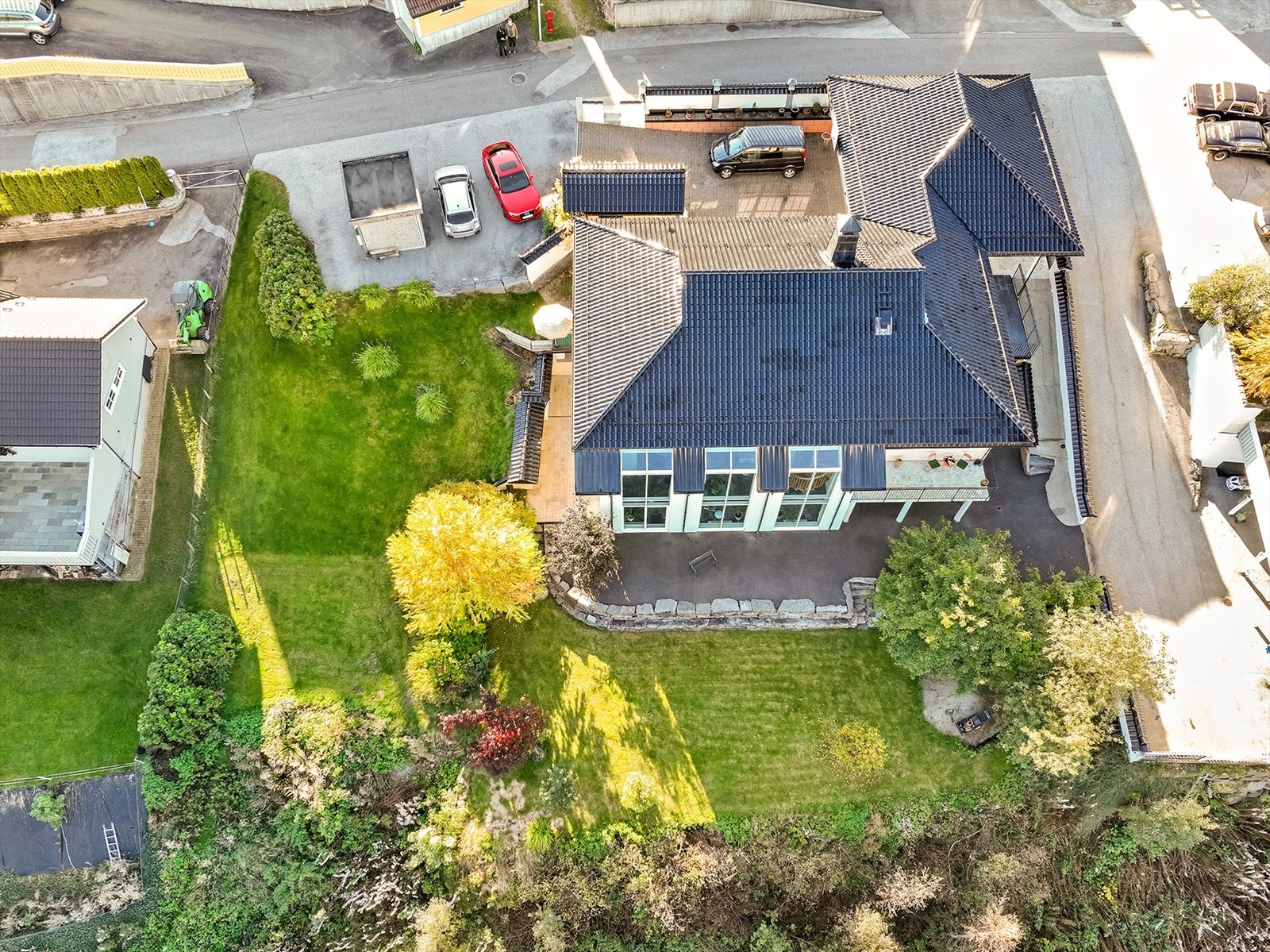 Oversiktsbilde av husets plassering i forhold til jage og friarealet mot sør og mot øst. Galleribilde